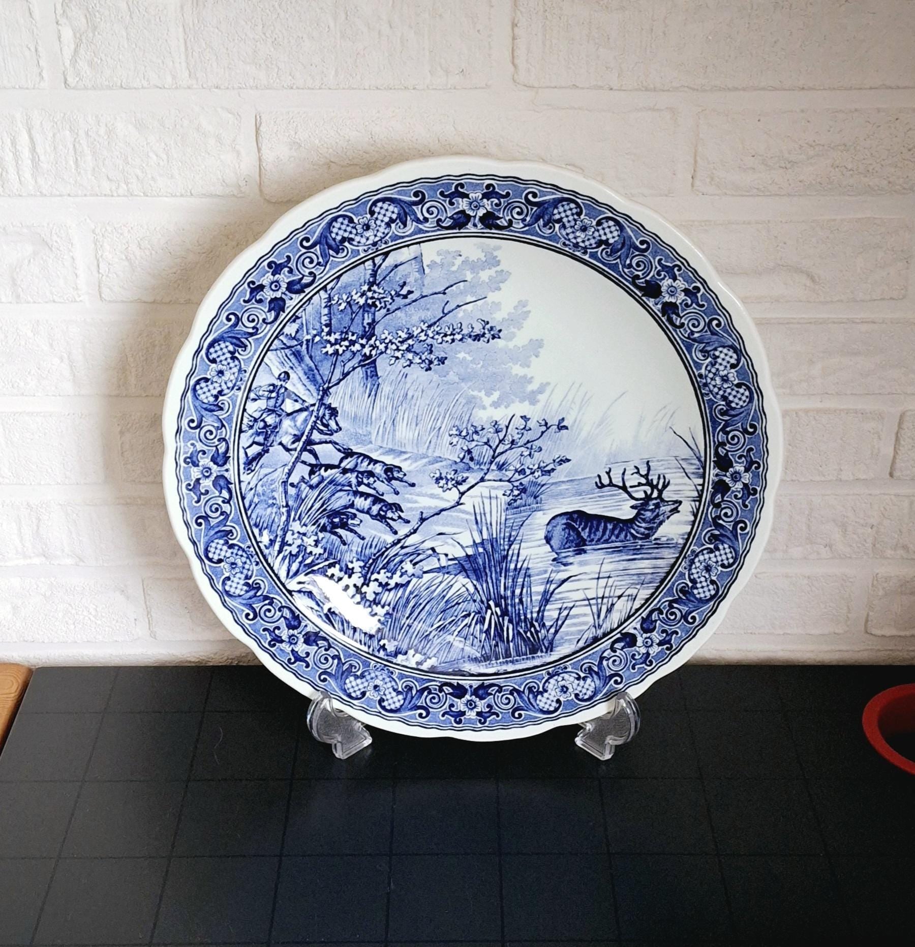 Large Delft Blauw Royal Sphinx plate, Hunting scene