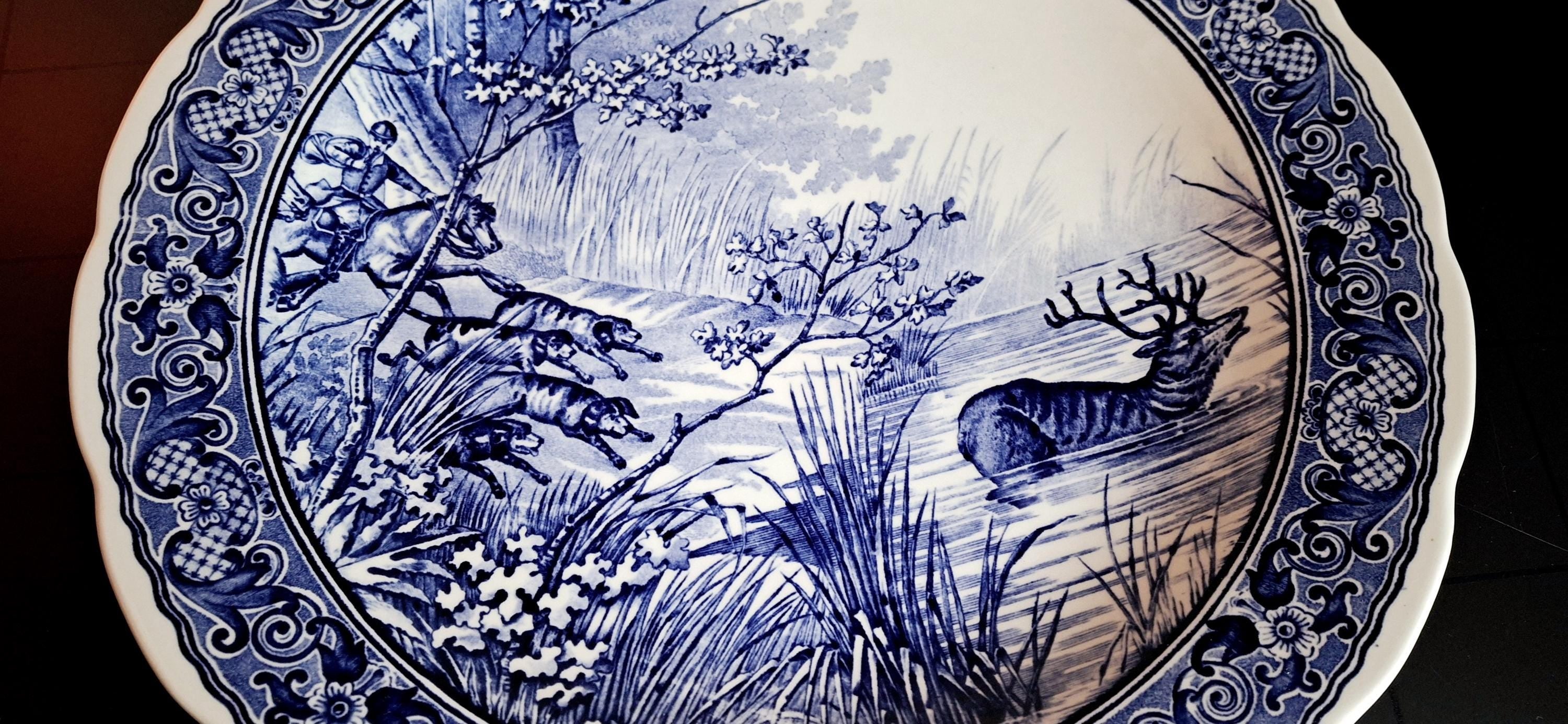 Large Delft Blauw Royal Sphinx plate, Hunting scene