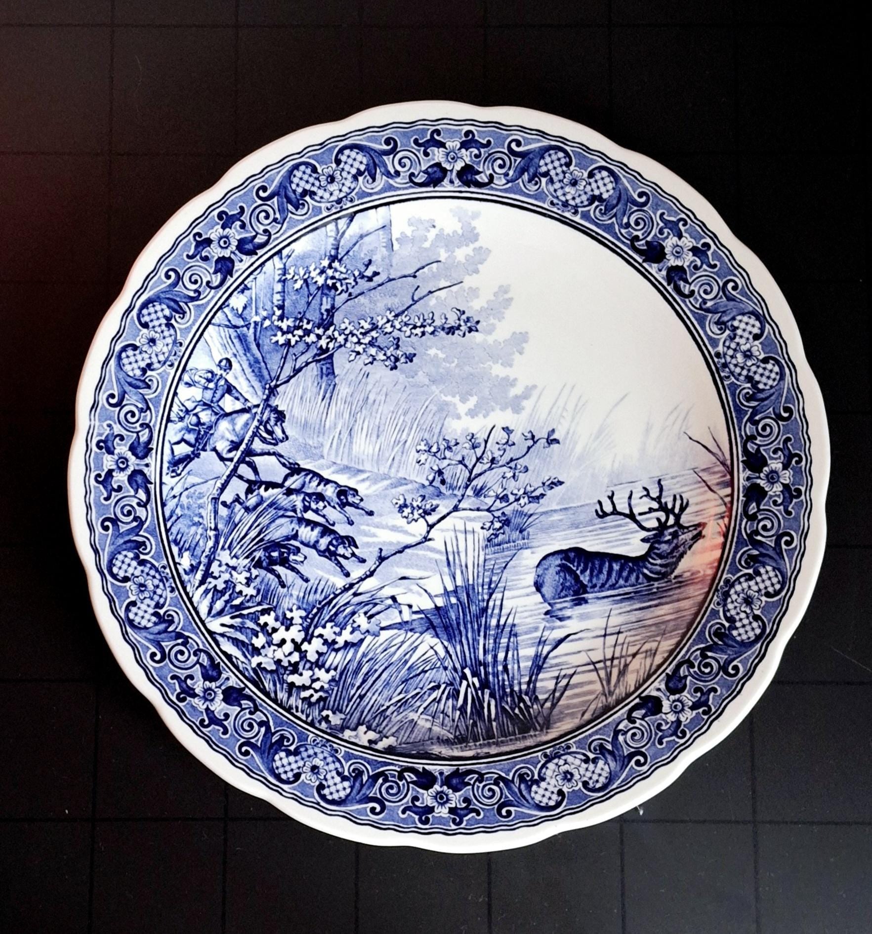 Large Delft Blauw Royal Sphinx plate, Hunting scene