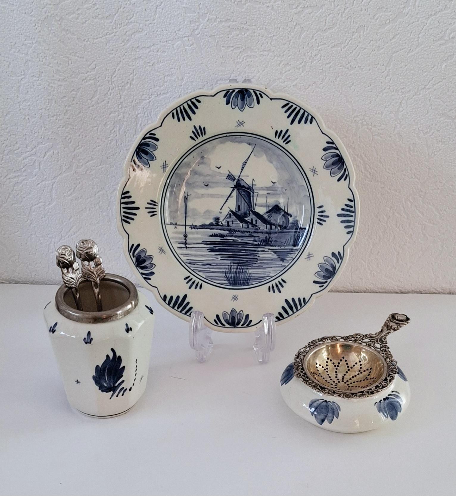 Delft blue and white tea set, tea strainer, drip tray, spoon vase