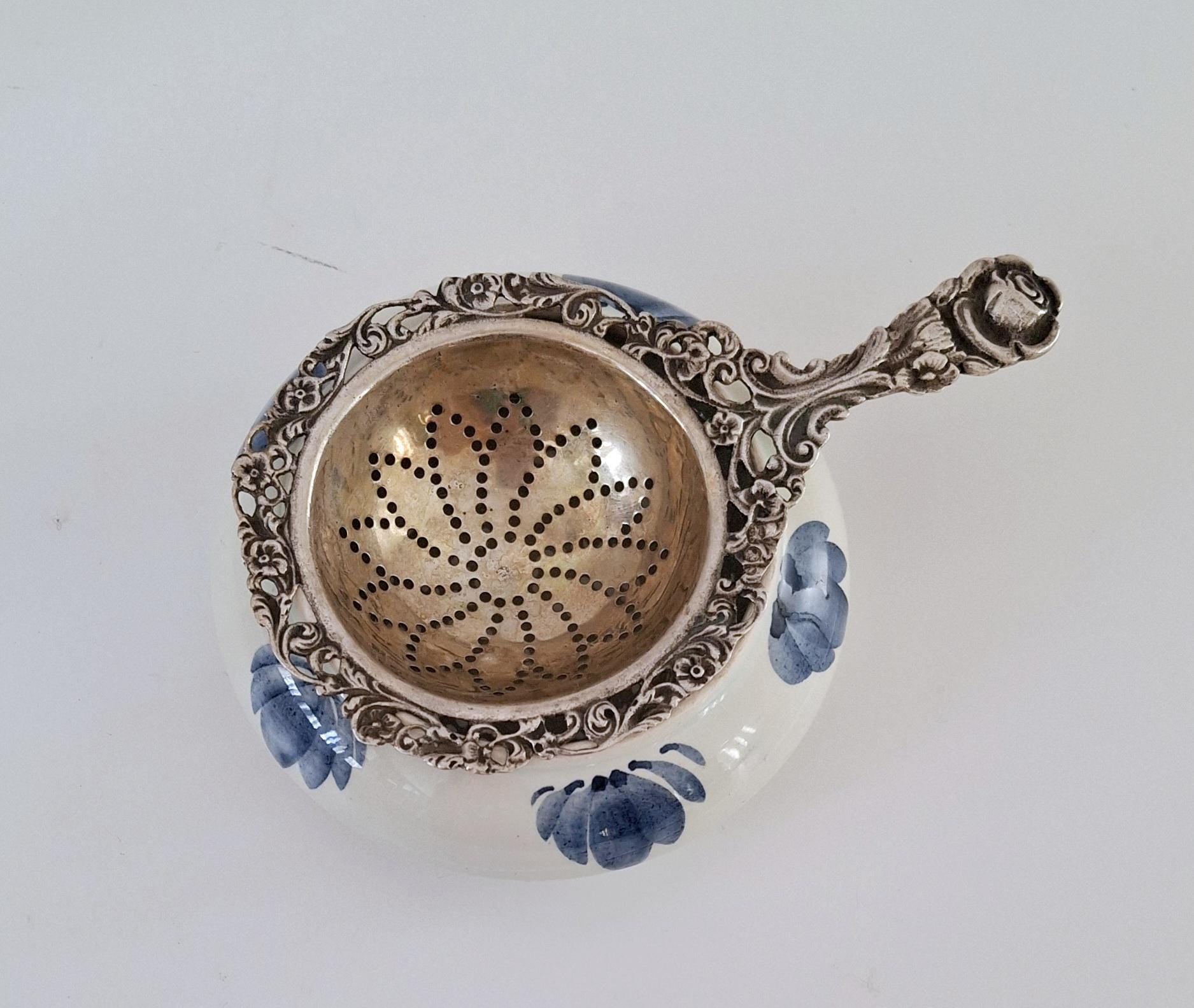 Delft blue and white tea set, tea strainer, drip tray, spoon vase