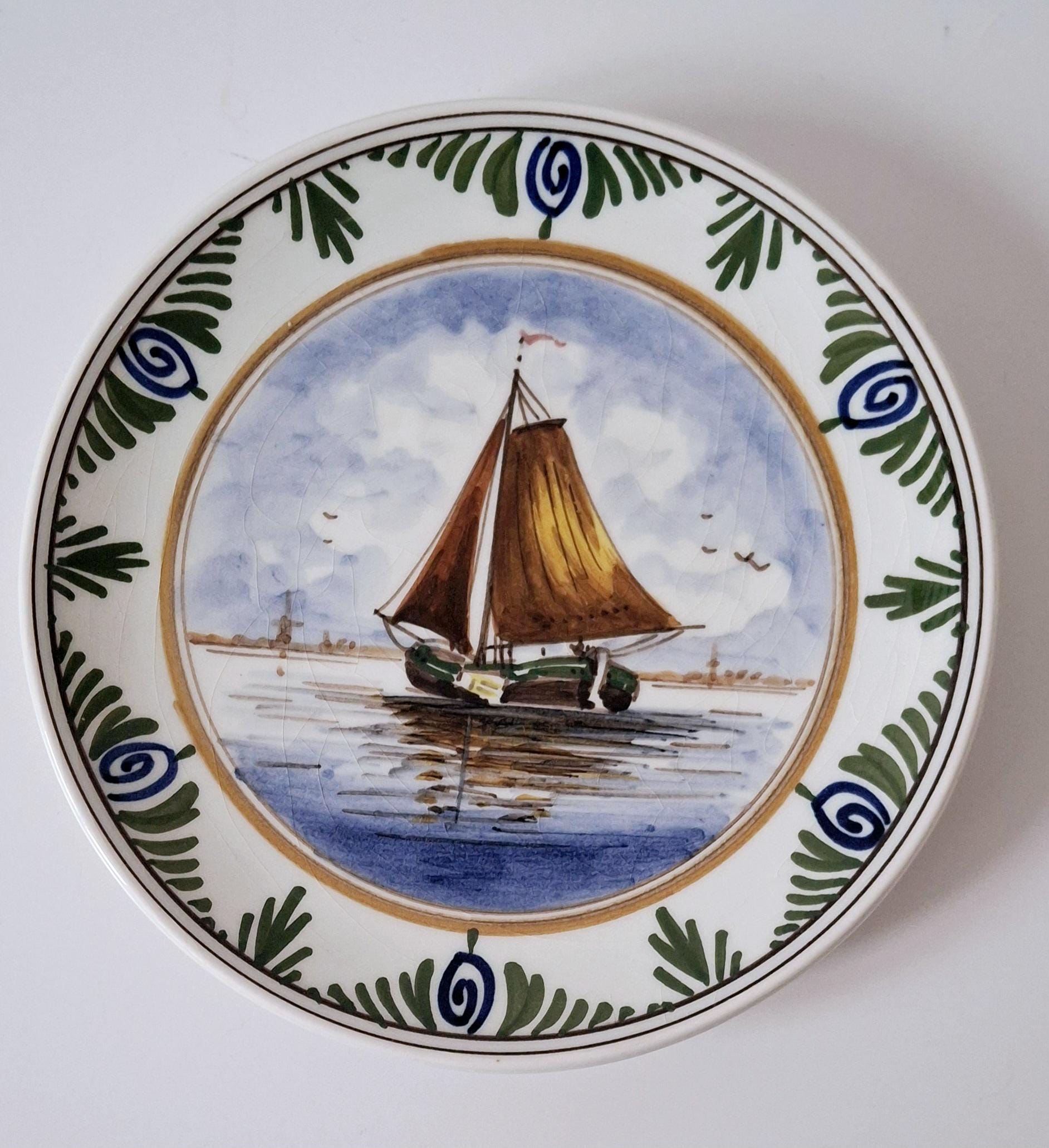 Charming dutch ceramic set, two decorative ceramic plates and two small pitchers