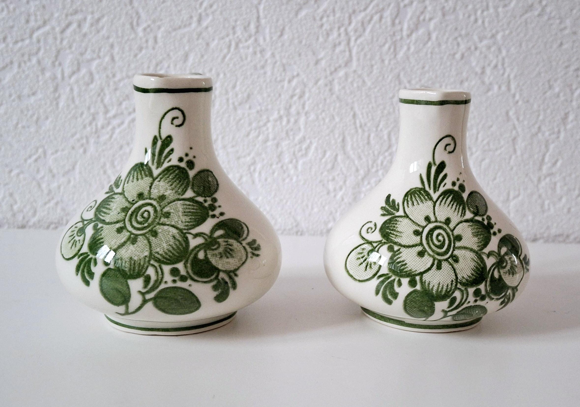 Charming dutch ceramic set, two decorative ceramic plates and two small pitchers
