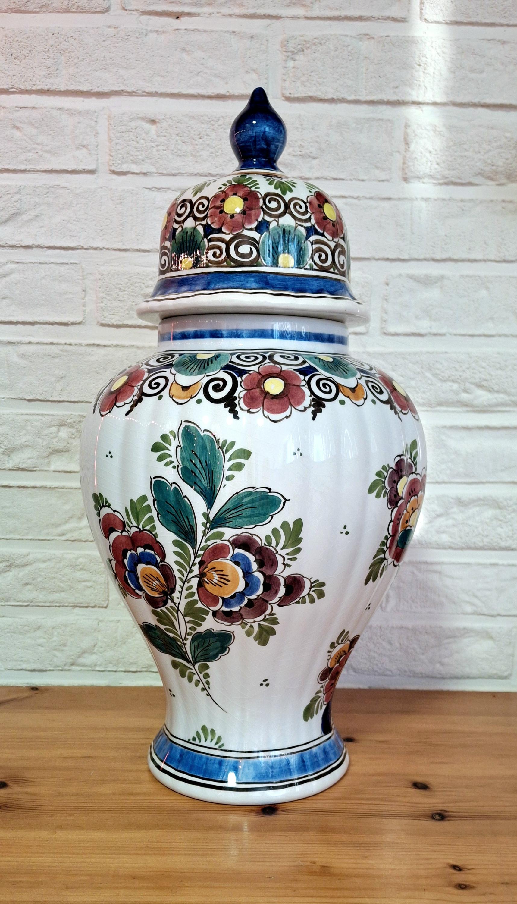 Delft Polychrome vase with lid, Bird motif dutch vase