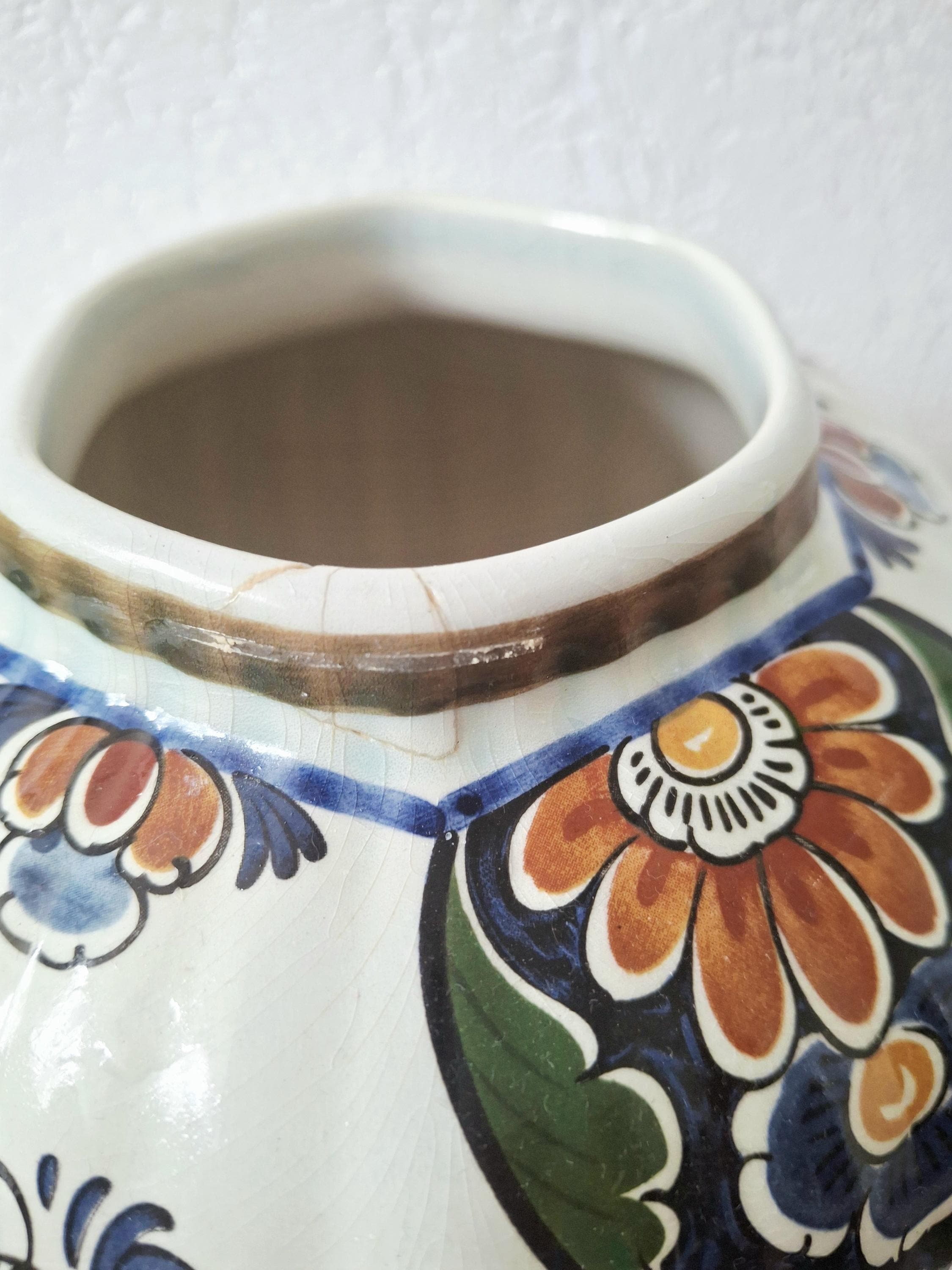 Delft polychrome cabinet set, Dutch vases