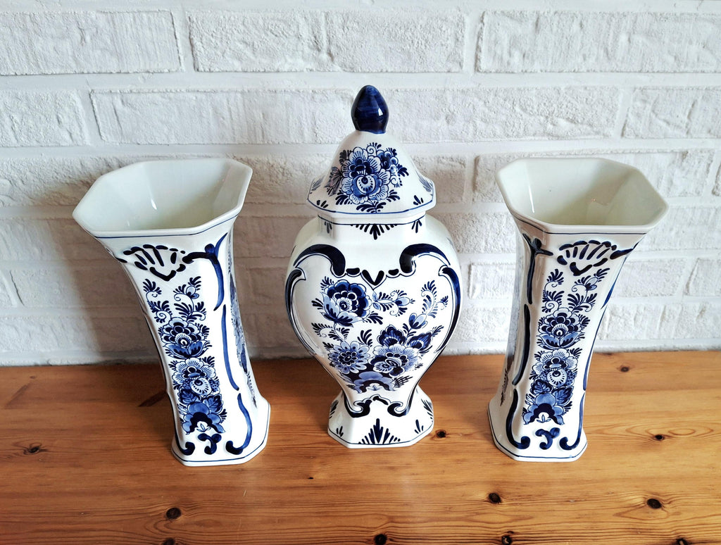 Delft Blue vase set with floral motif by Konig, Lidded ginger jar and 2 vases