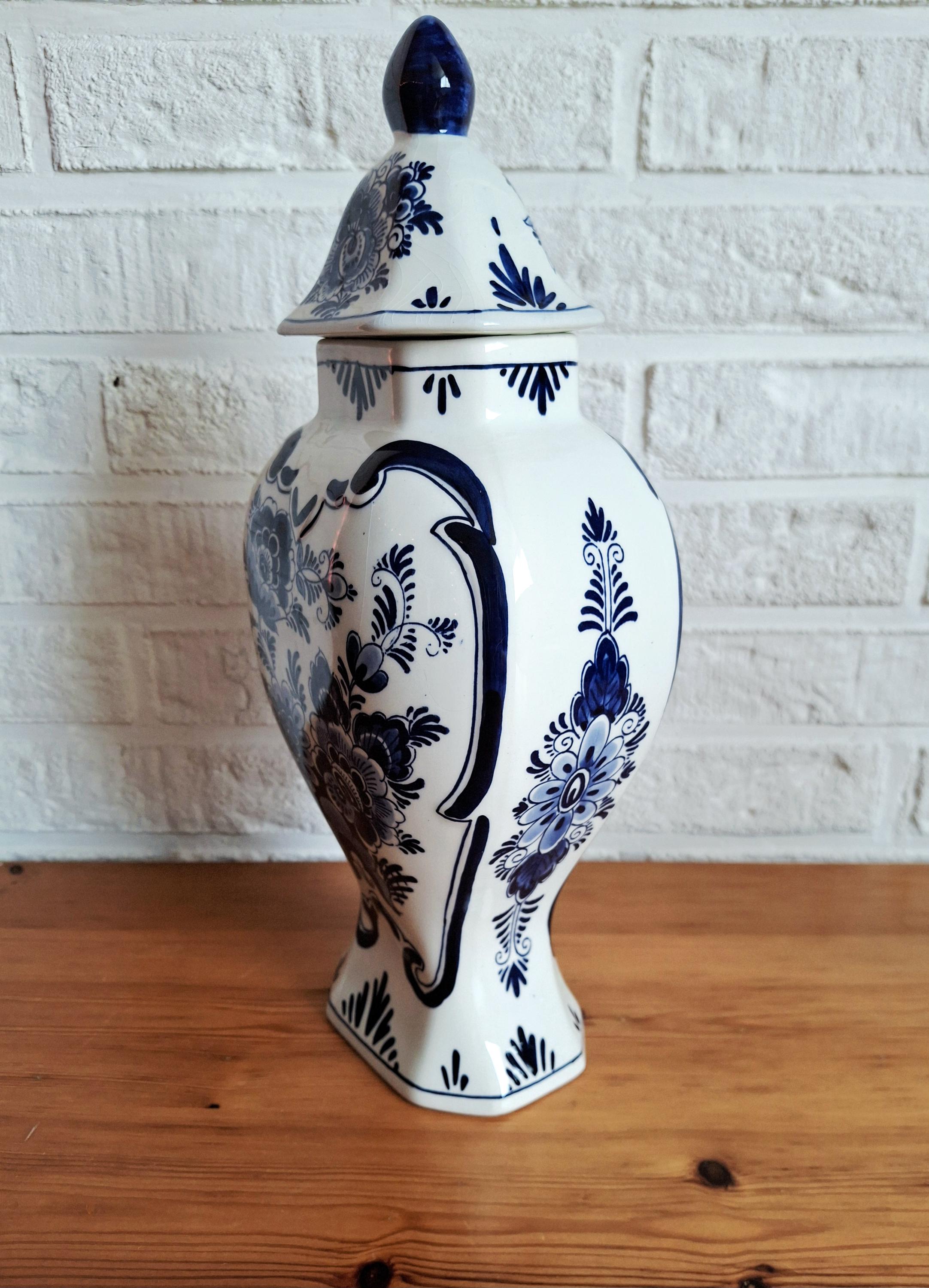 Delft Blue vase set with floral motif by Konig, Lidded ginger jar and 2 vases