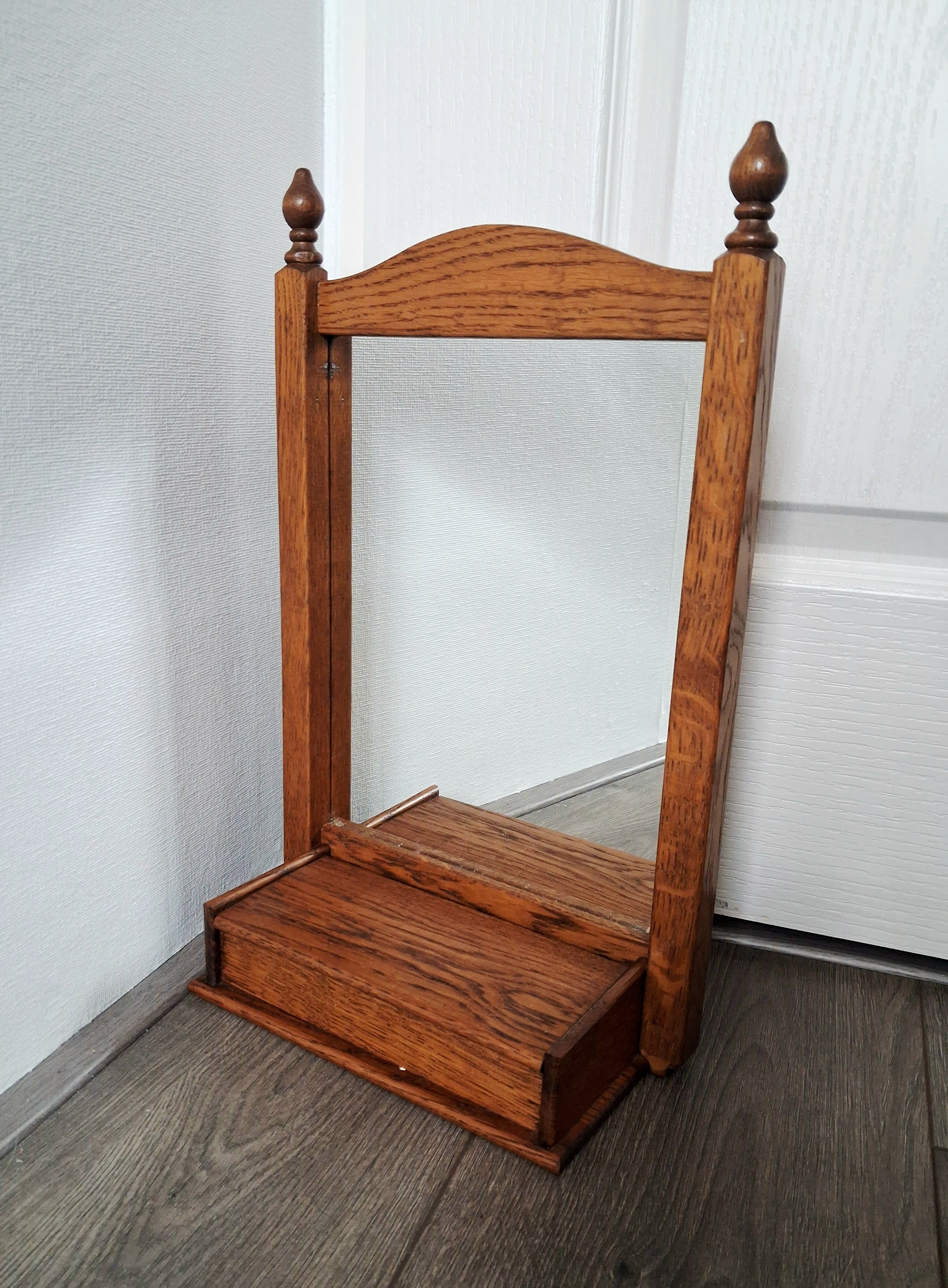 Vintage oak mirror with shelf, Dutch fabrik Meubelfabriek Oisterwijk, Wall cabinet