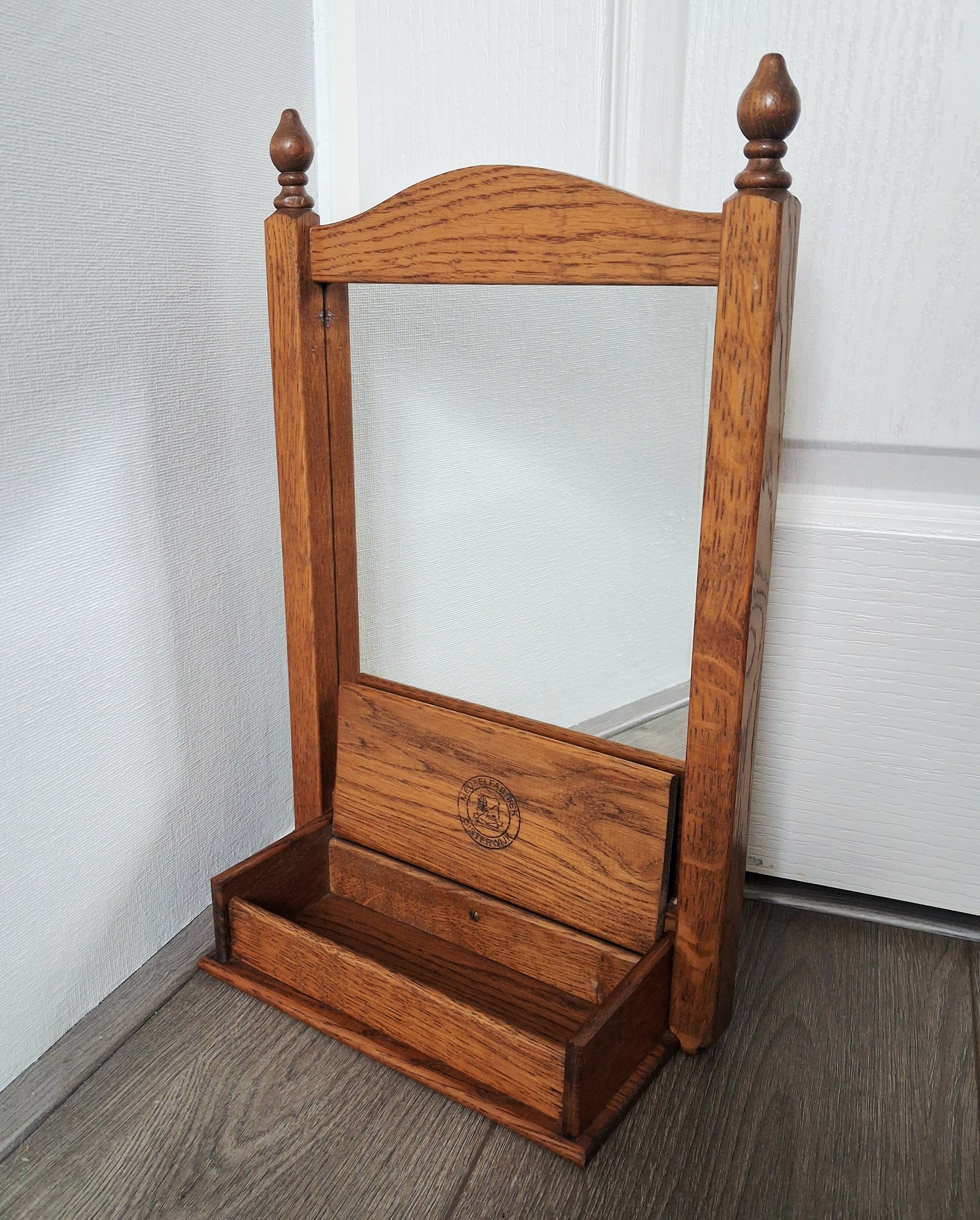 Vintage oak mirror with shelf, Dutch fabrik Meubelfabriek Oisterwijk, Wall cabinet