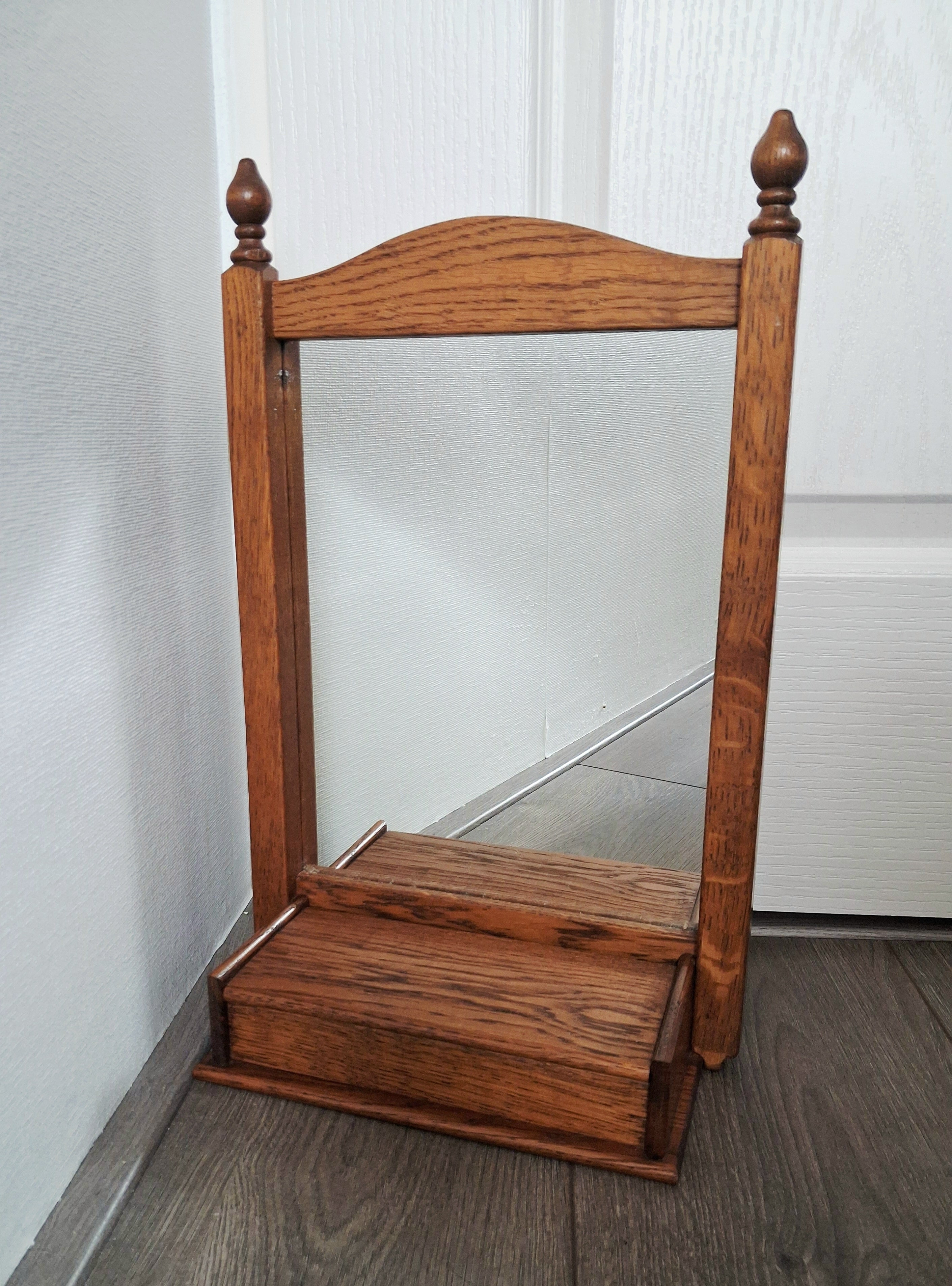 Vintage oak mirror with shelf, Dutch fabrik Meubelfabriek Oisterwijk, Wall cabinet