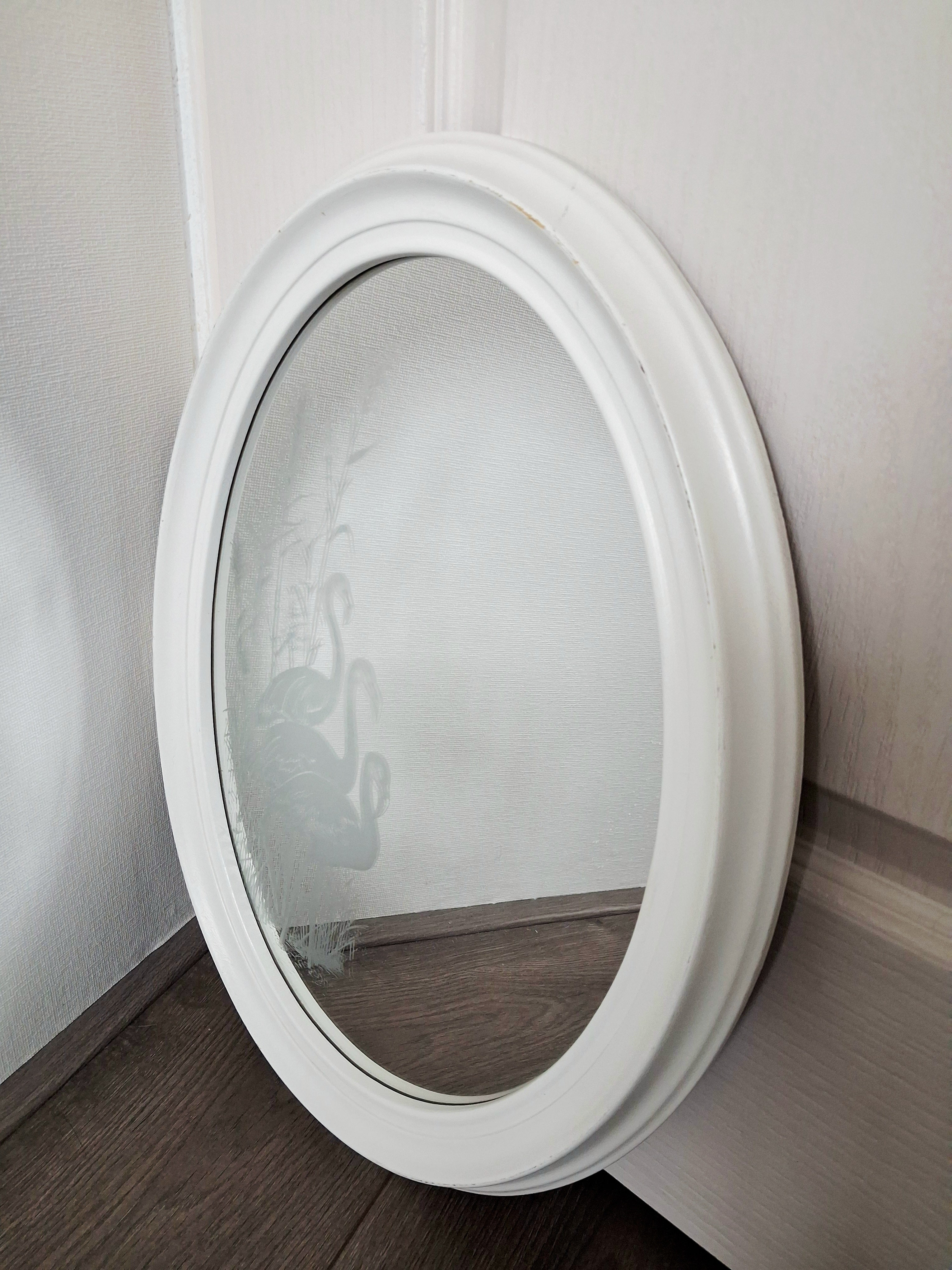 Oval wall mirror with etched flamingos design