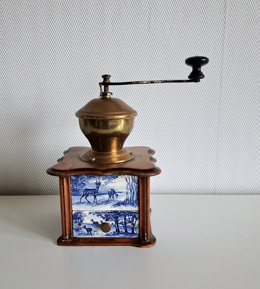 Belgian coffee grinder, Sanna/Abin, Ceramic panels with deer scene