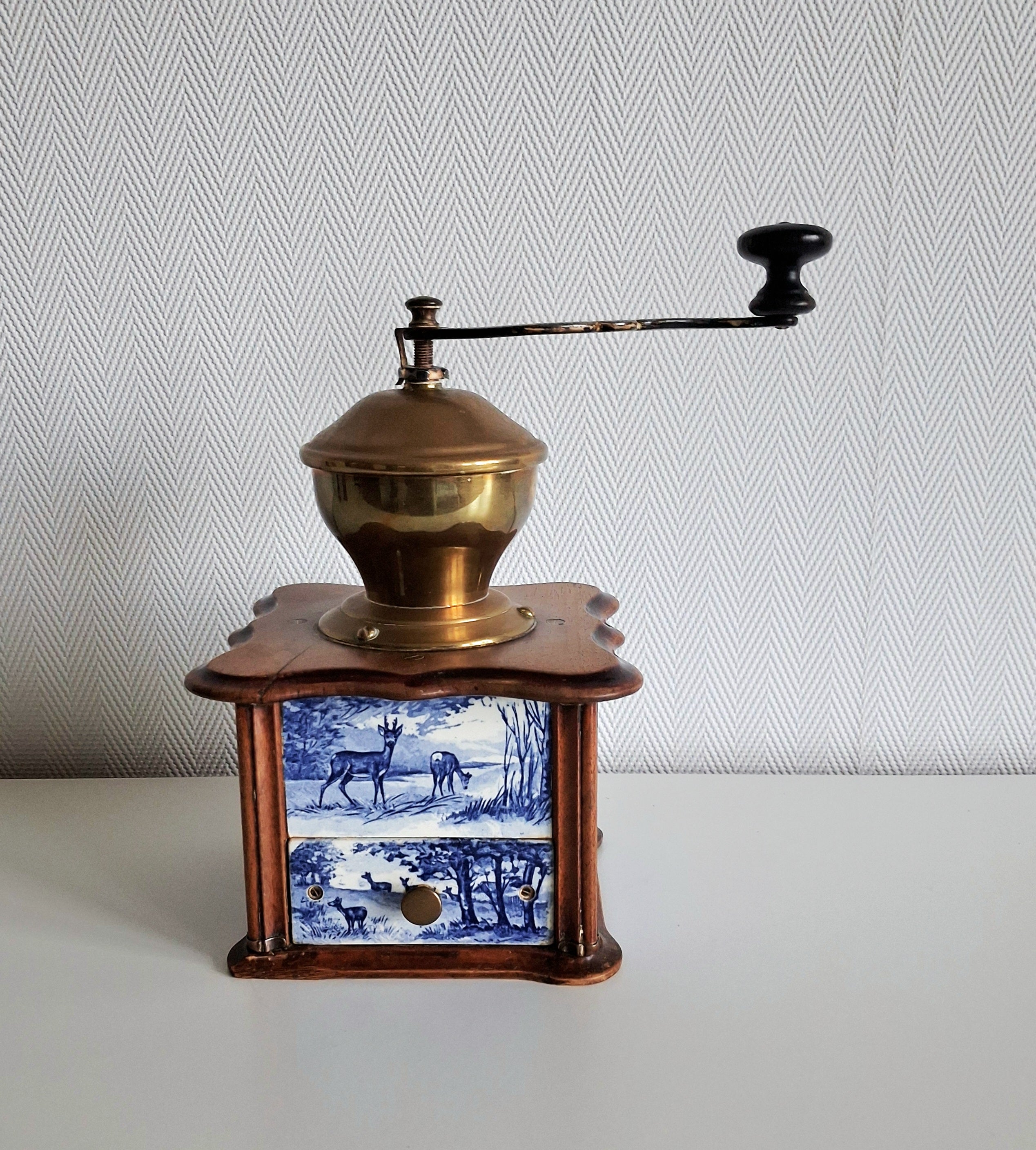 Belgian coffee grinder, Sanna/Abin, Ceramic panels with deer scene