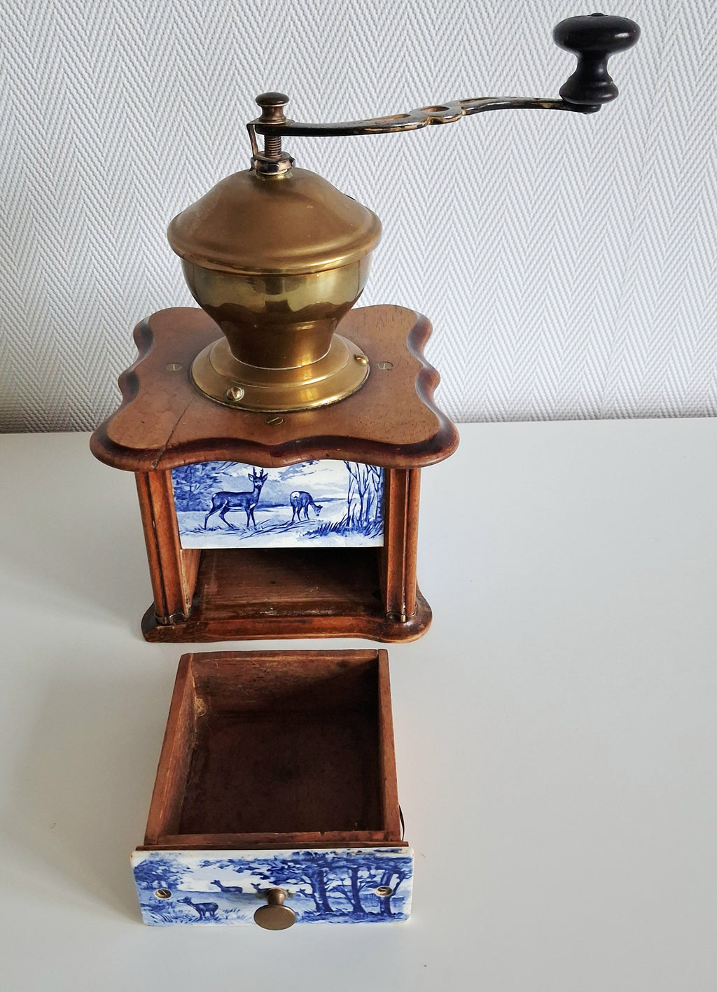 Belgian coffee grinder, Sanna/Abin, Ceramic panels with deer scene