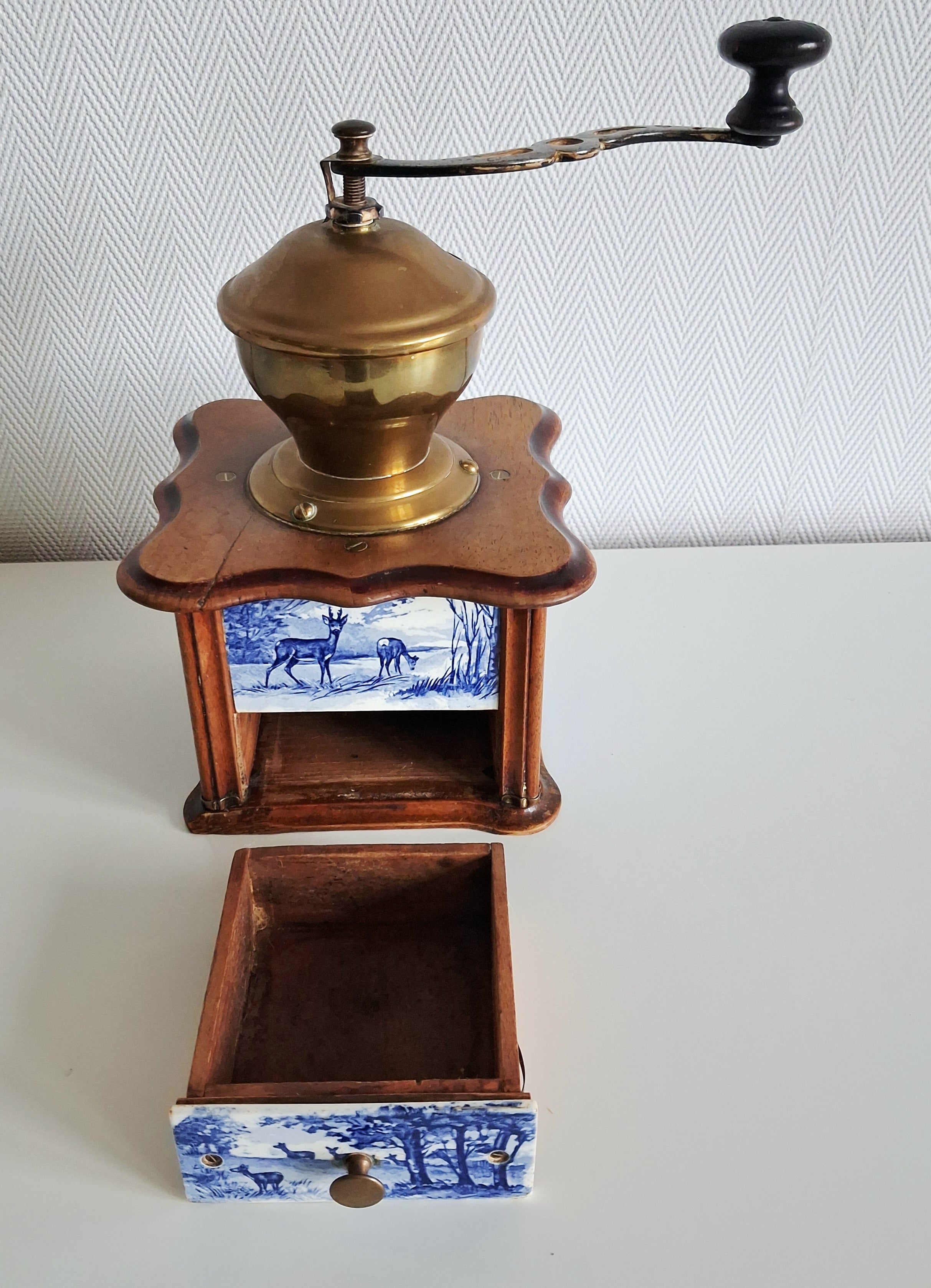 Belgian coffee grinder, Sanna/Abin, Ceramic panels with deer scene