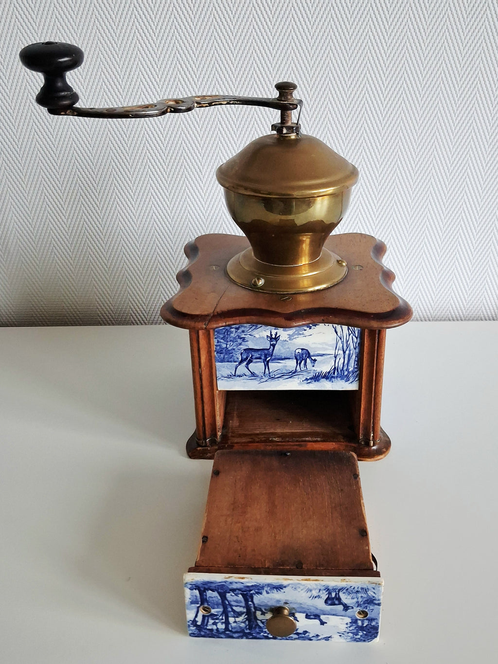 Belgian coffee grinder, Sanna/Abin, Ceramic panels with deer scene
