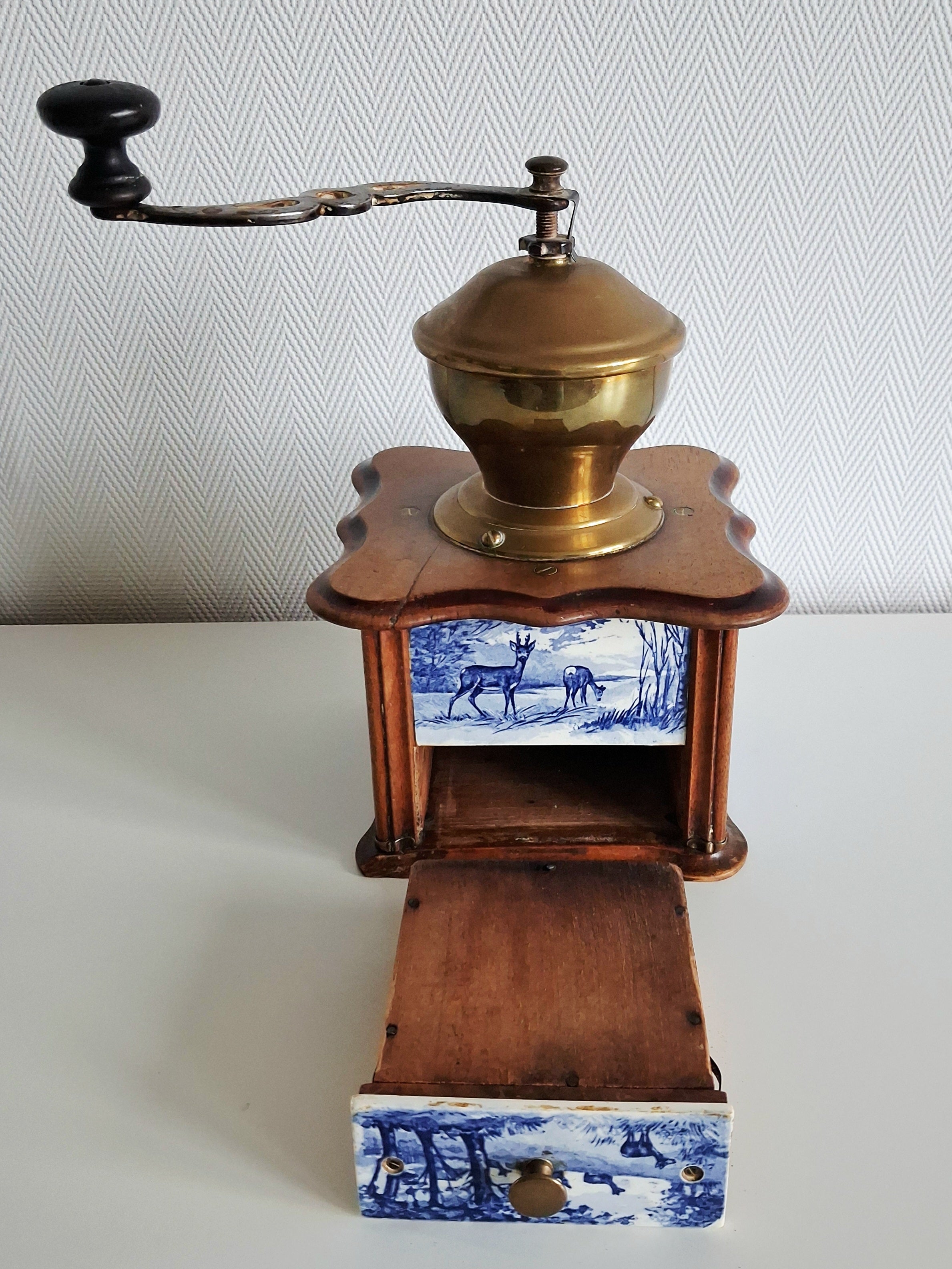 Belgian coffee grinder, Sanna/Abin, Ceramic panels with deer scene
