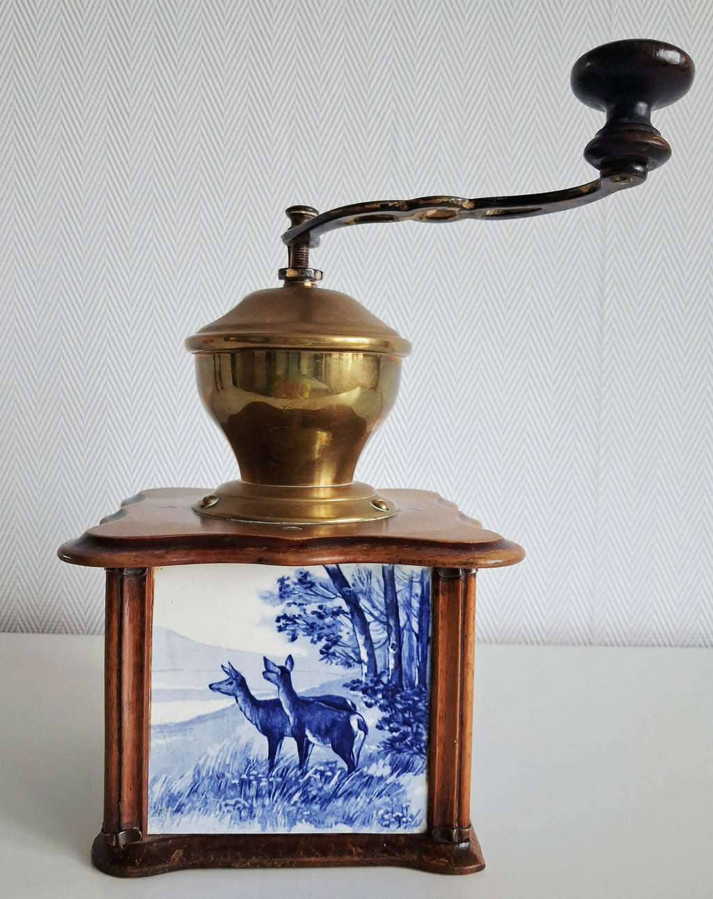 Belgian coffee grinder, Sanna/Abin, Ceramic panels with deer scene