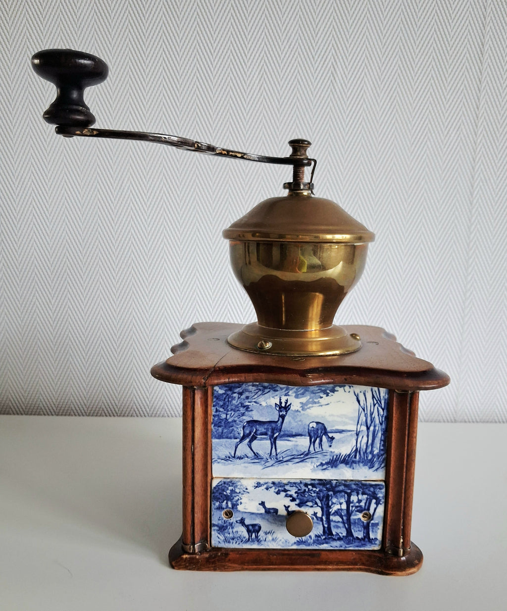 Belgian coffee grinder, Sanna/Abin, Ceramic panels with deer scene