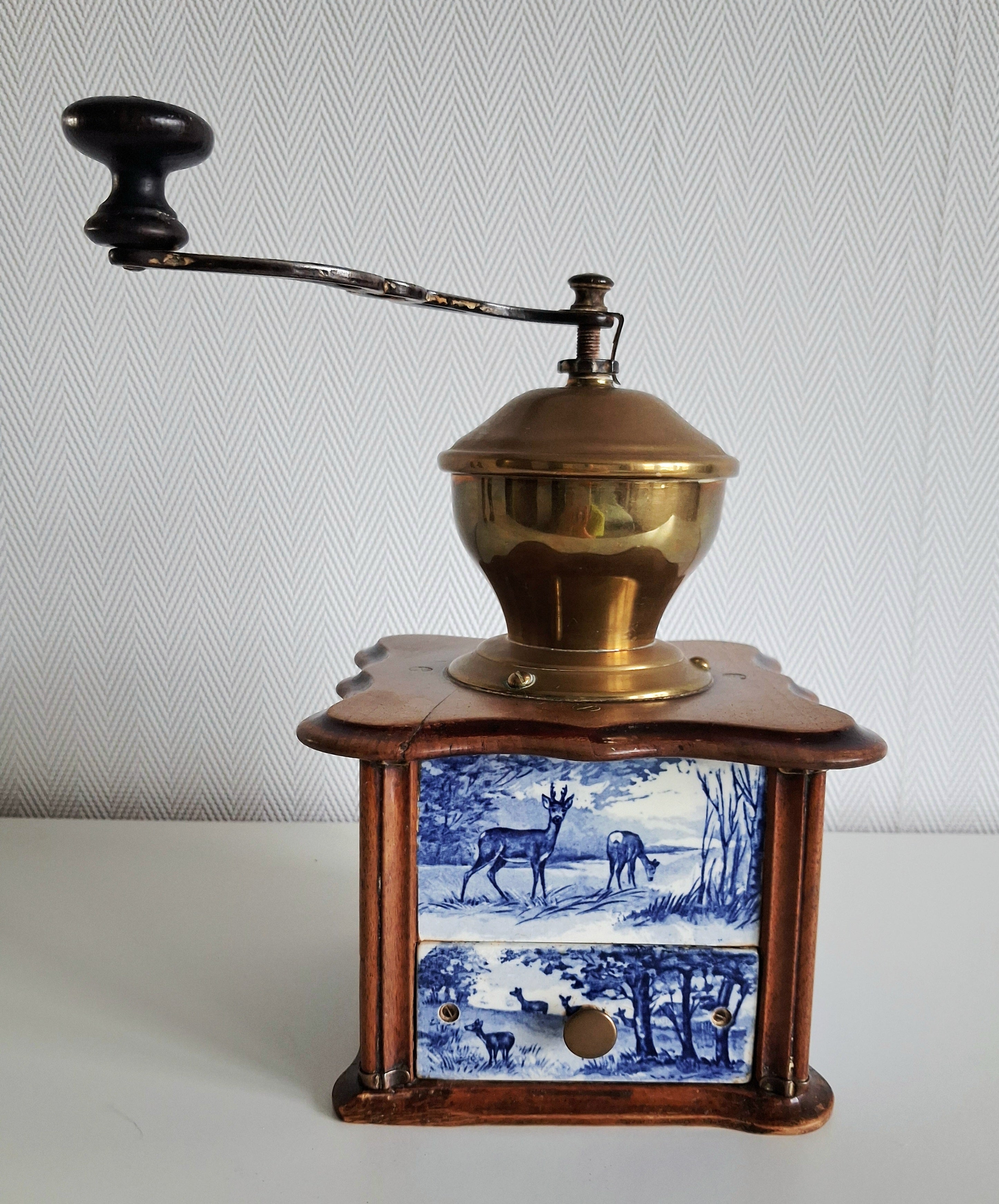 Belgian coffee grinder, Sanna/Abin, Ceramic panels with deer scene