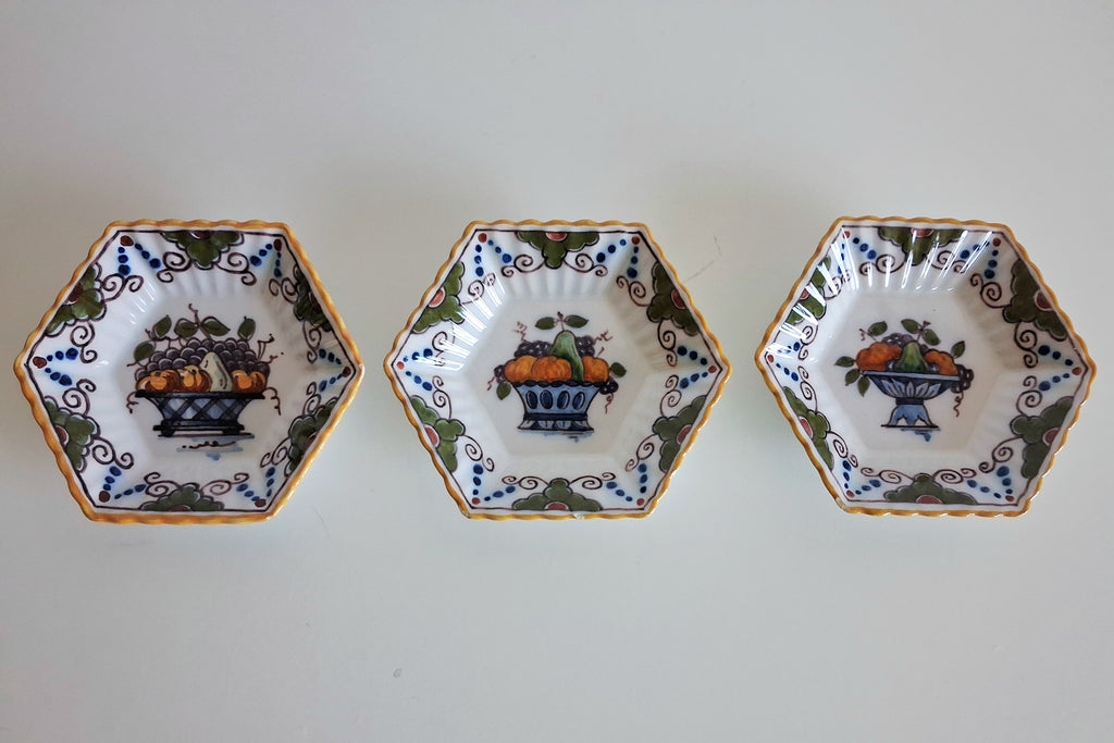 Set of 12 hand-painted miniature Makkum wall dishes, Royal Tichelaar Holland