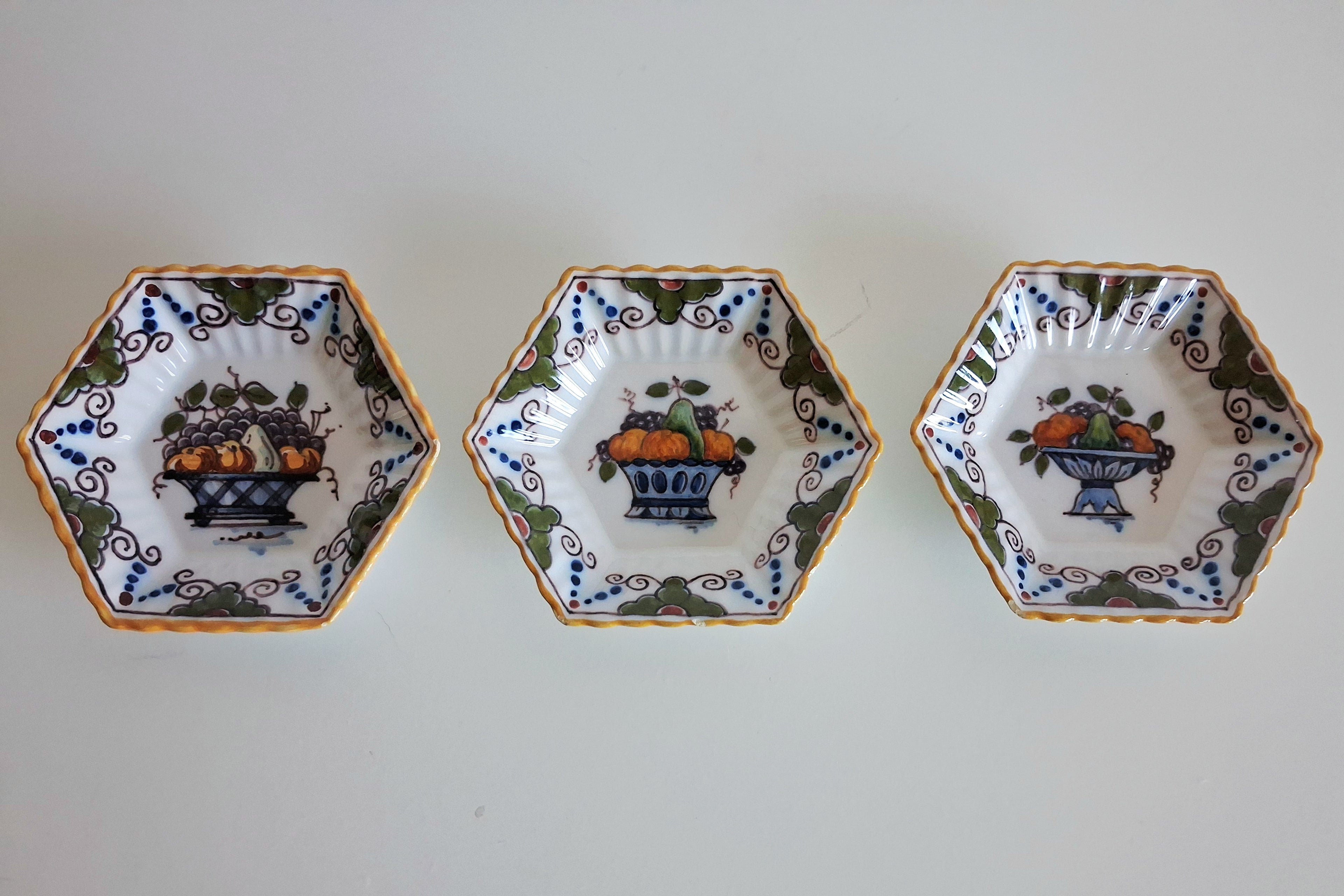 Set of 12 hand-painted miniature Makkum wall dishes, Royal Tichelaar Holland