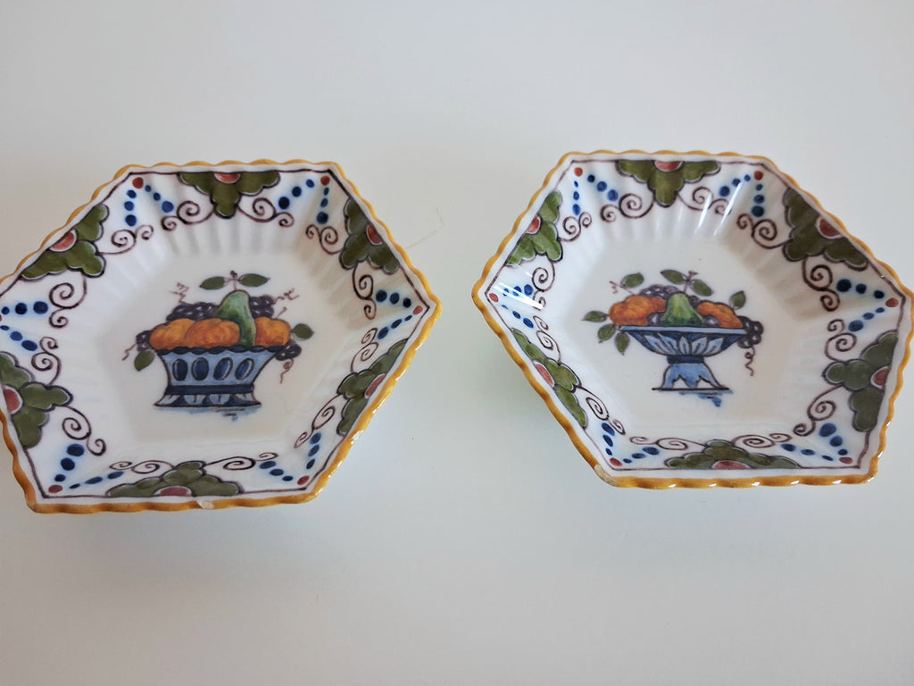Set of 12 hand-painted miniature Makkum wall dishes, Royal Tichelaar Holland
