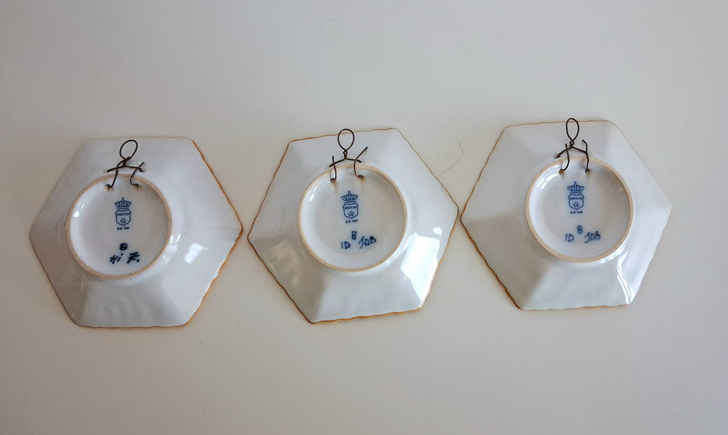 Set of 12 hand-painted miniature Makkum wall dishes, Royal Tichelaar Holland