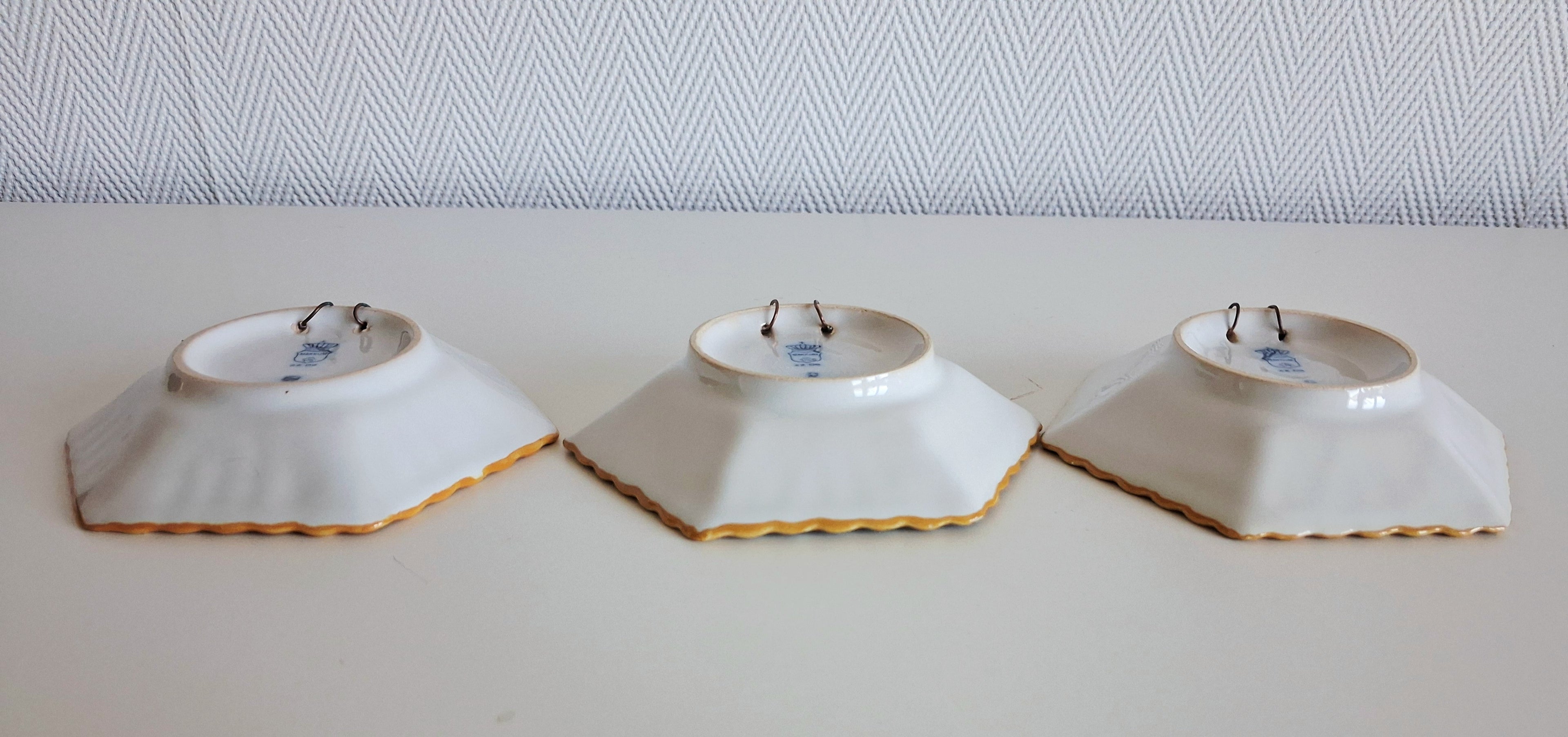 Set of 12 hand-painted miniature Makkum wall dishes, Royal Tichelaar Holland
