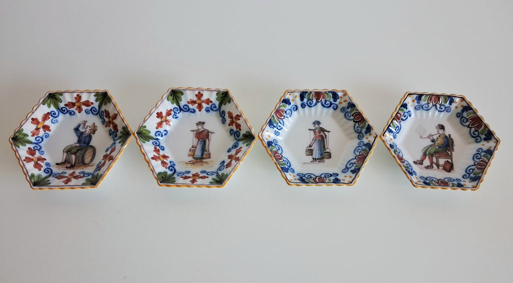 Set of 12 hand-painted miniature Makkum wall dishes, Royal Tichelaar Holland