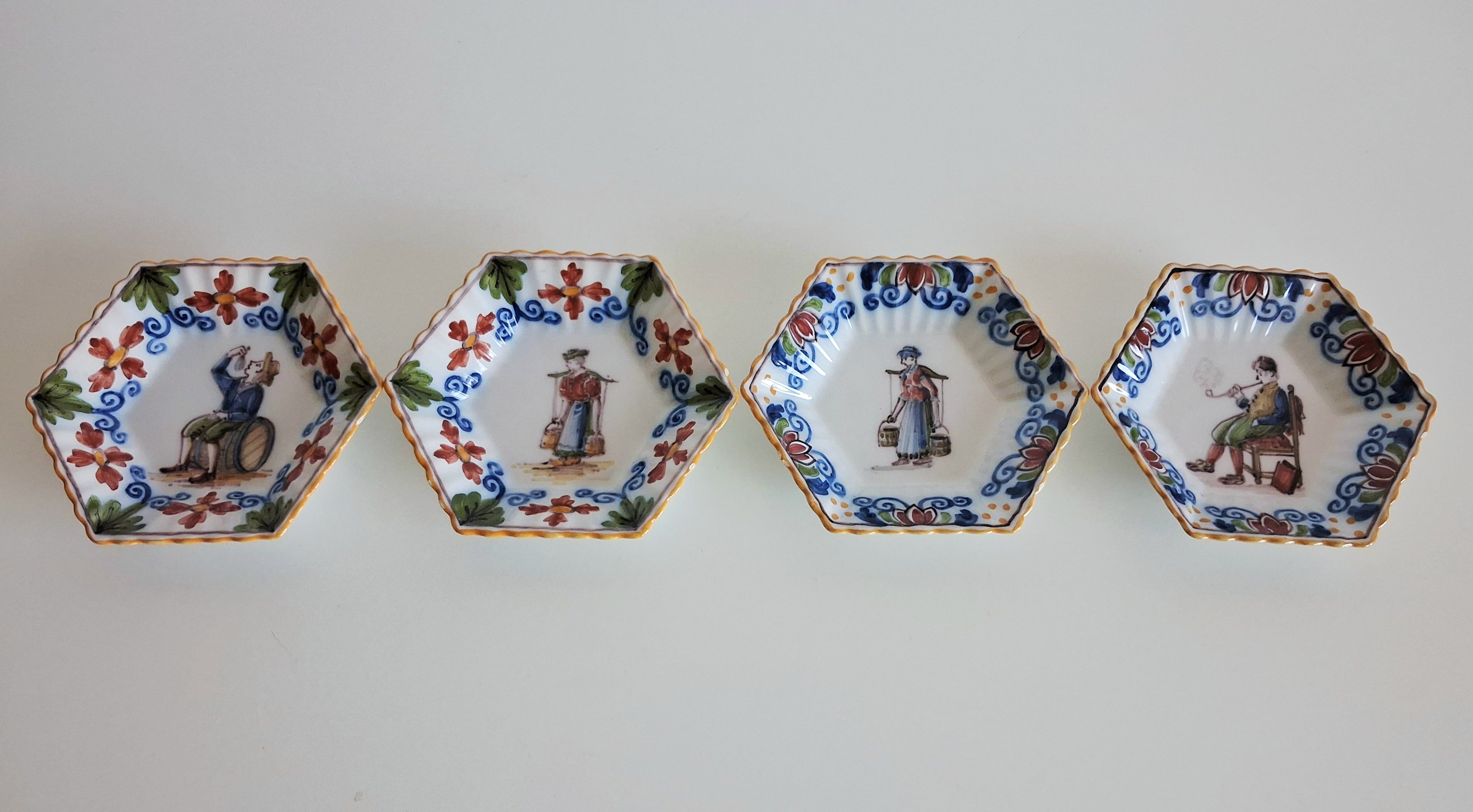 Set of 12 hand-painted miniature Makkum wall dishes, Royal Tichelaar Holland