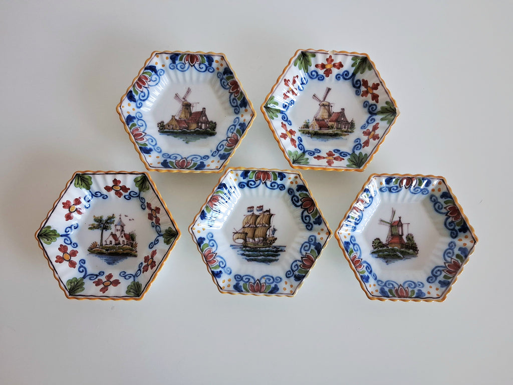 Set of 12 hand-painted miniature Makkum wall dishes, Royal Tichelaar Holland