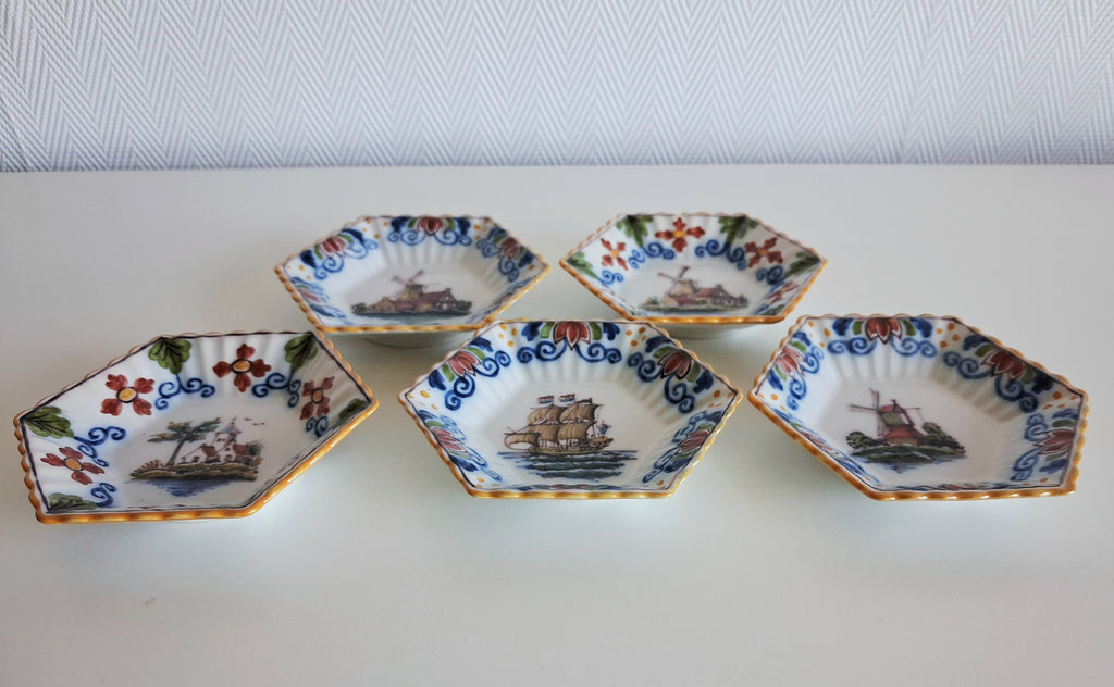 Set of 12 hand-painted miniature Makkum wall dishes, Royal Tichelaar Holland