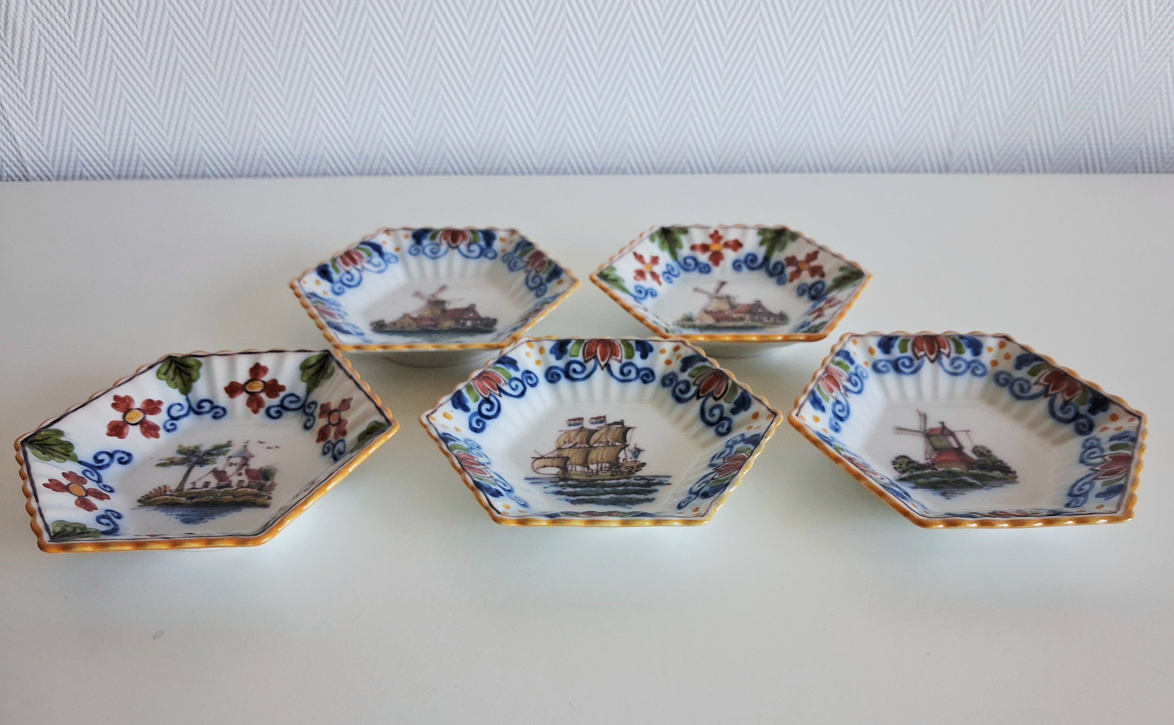 Set of 12 hand-painted miniature Makkum wall dishes, Royal Tichelaar Holland