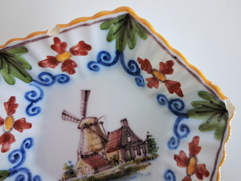 Set of 12 hand-painted miniature Makkum wall dishes, Royal Tichelaar Holland
