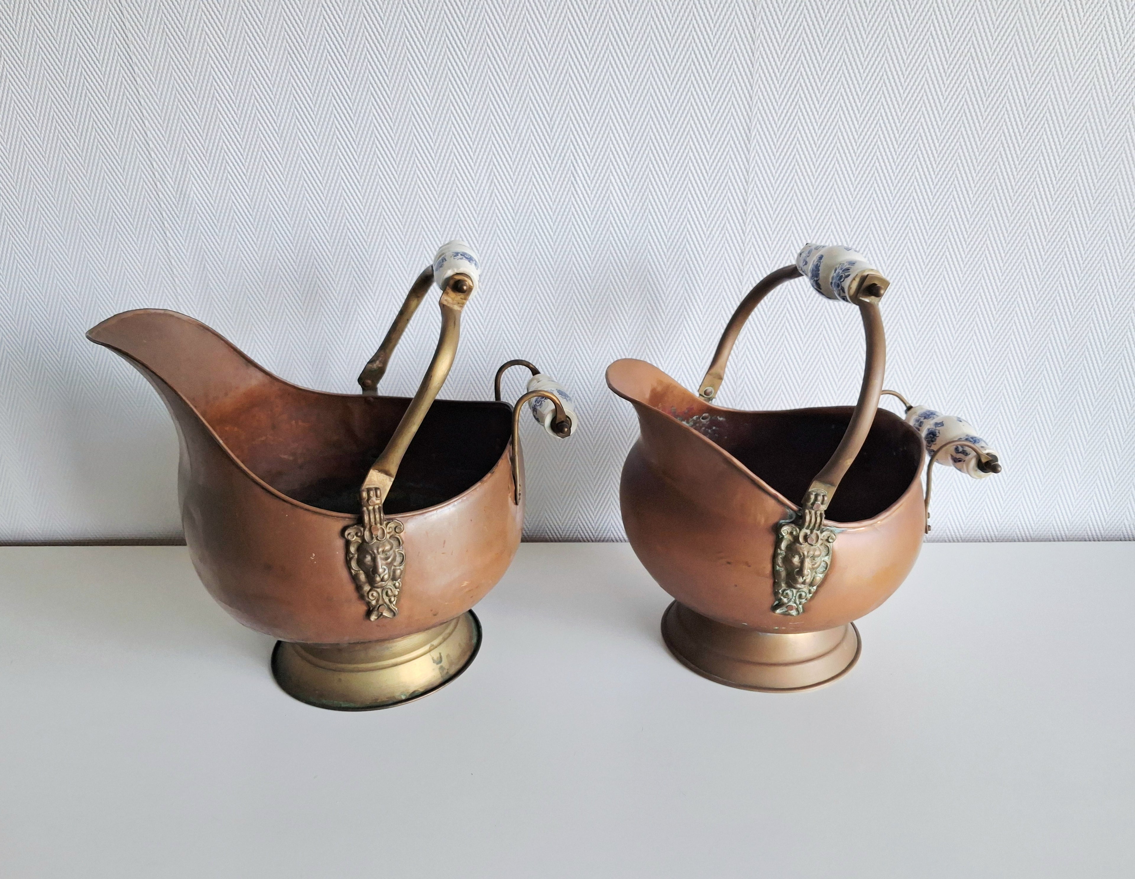 Set of 2 vintage copper coal scuttles with Delft ceramic handles, Dutch fireplace décor, Vintage copper coal scuttle bucket pair with ceramic Delft handles and brass lion head