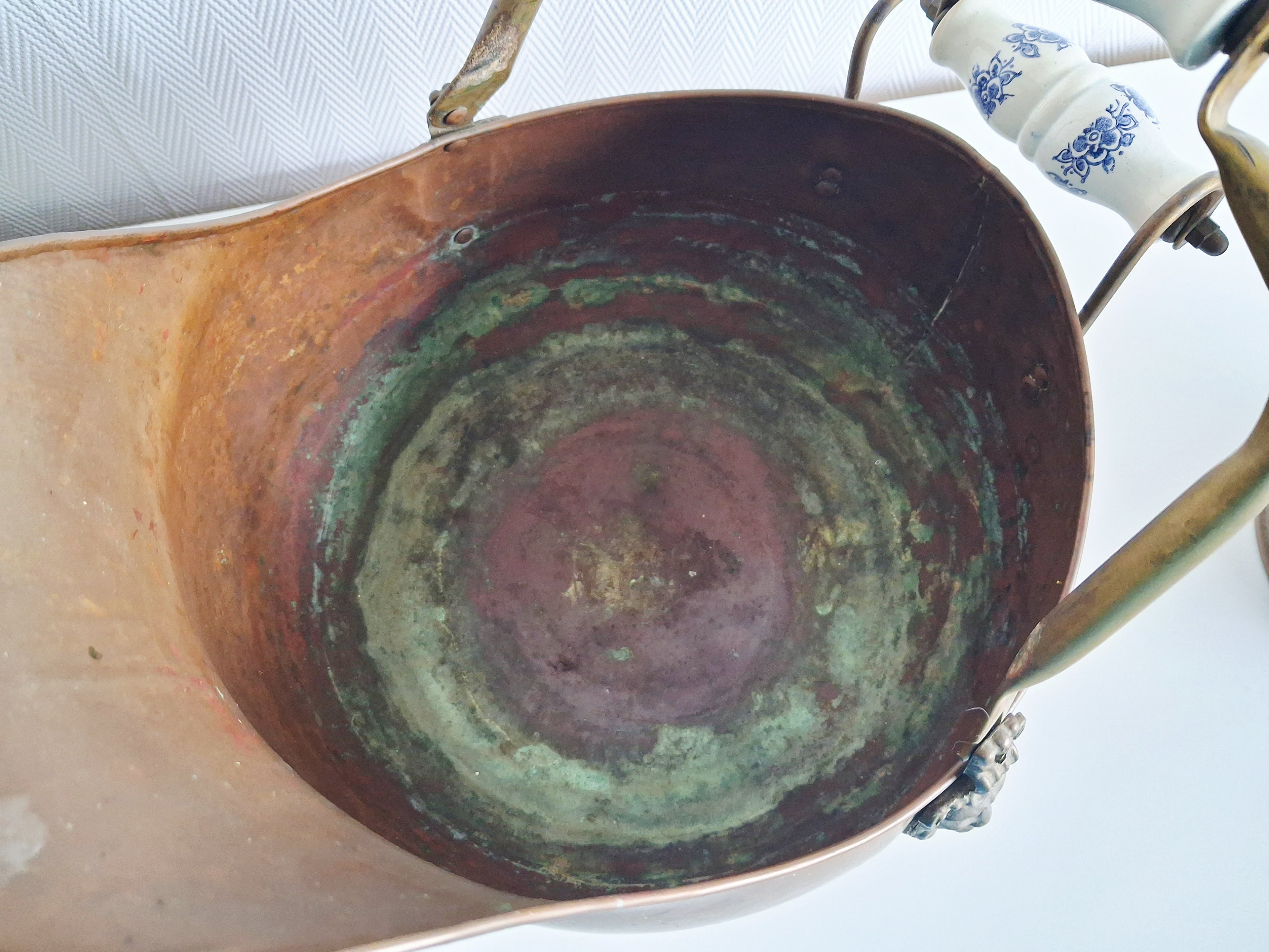 Set of 2 vintage copper coal scuttles with Delft ceramic handles, Dutch fireplace décor, Vintage copper coal scuttle bucket pair with ceramic Delft handles and brass lion head