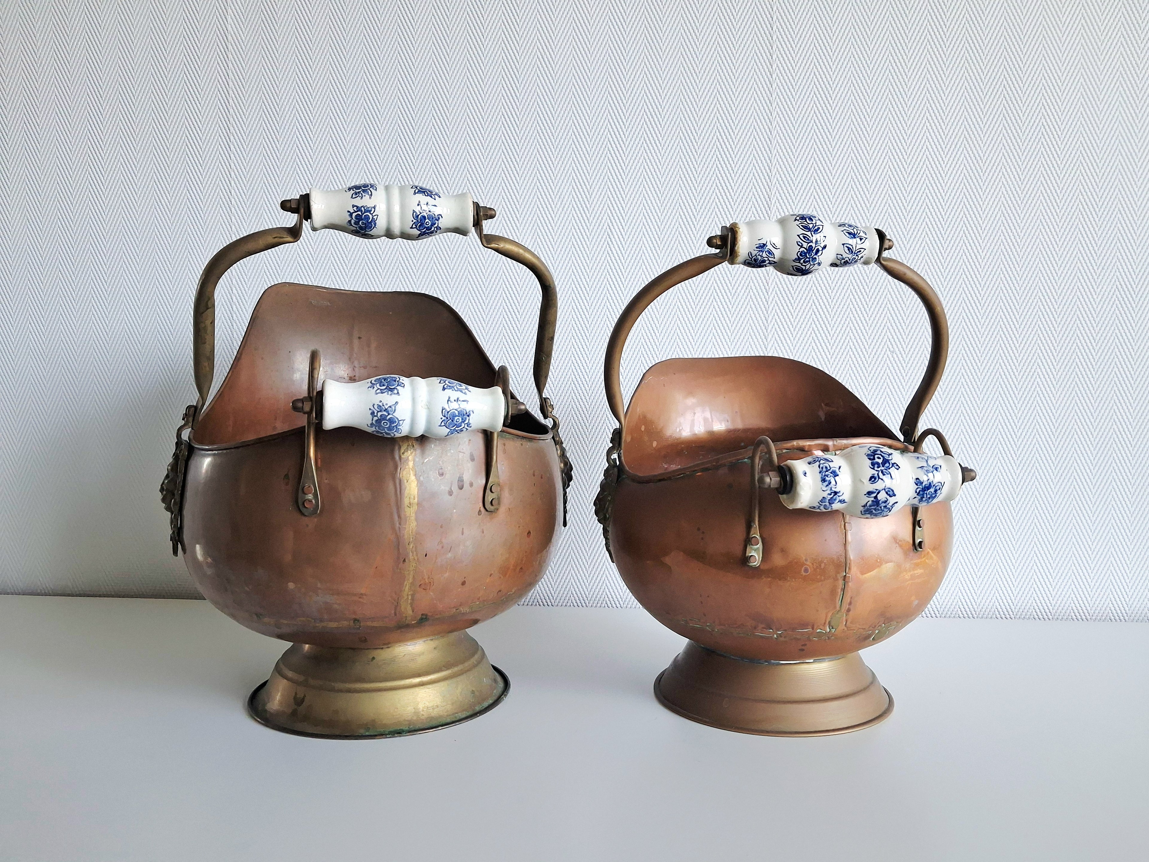 Set of 2 vintage copper coal scuttles with Delft ceramic handles, Dutch fireplace décor, Vintage copper coal scuttle bucket pair with ceramic Delft handles and brass lion head