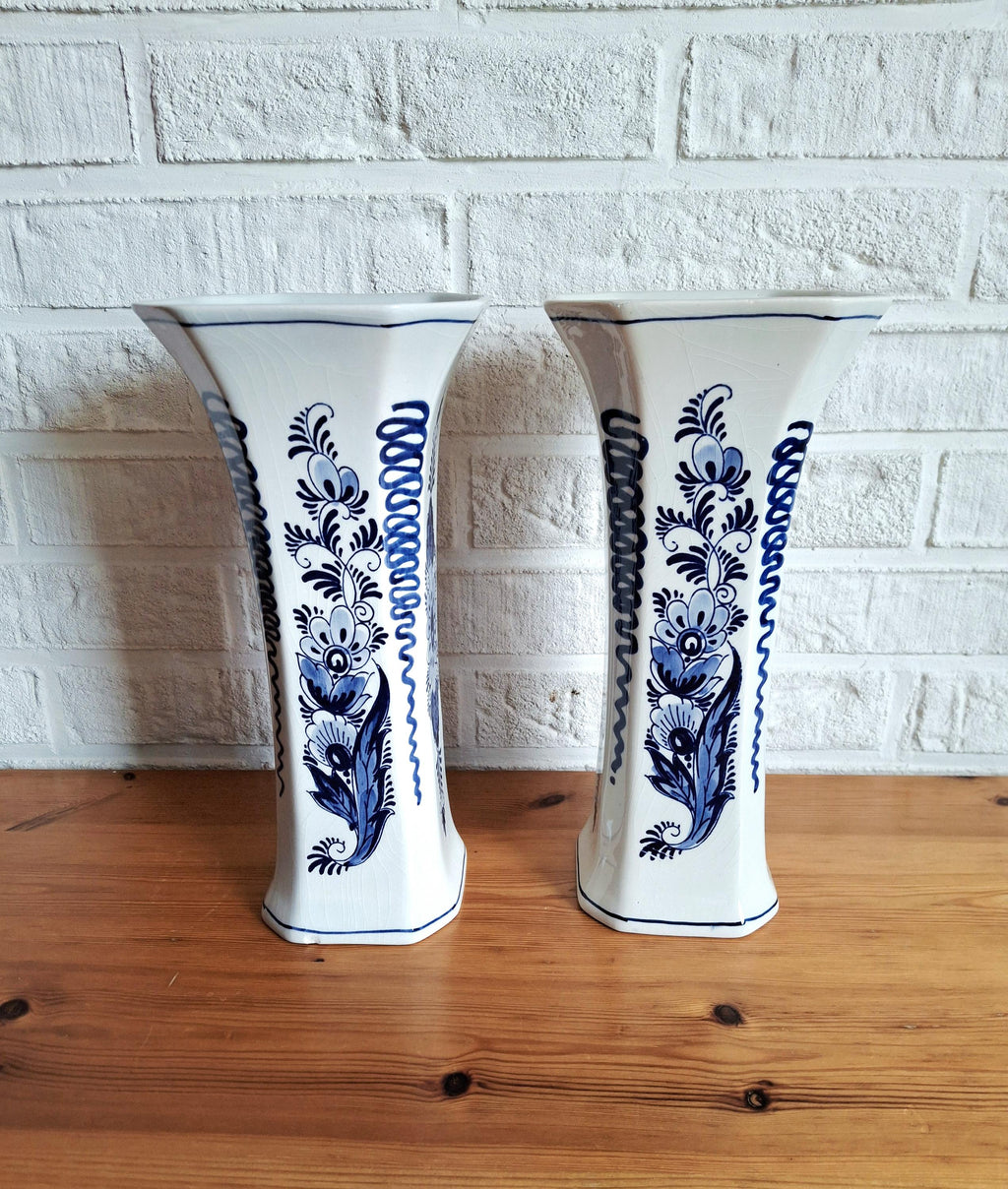 Delft Blue vase set with floral motif by Konig, Lidded ginger jar and 2 vases
