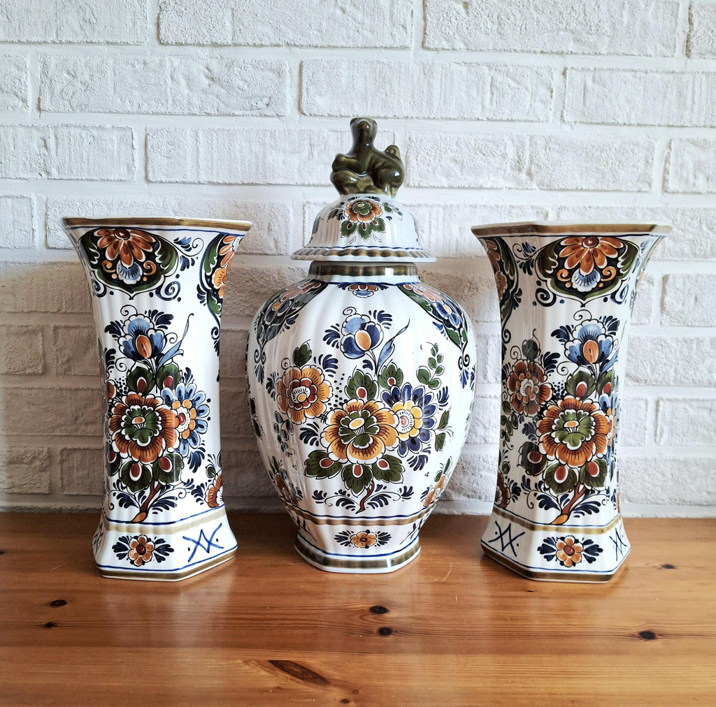 Delft polychrome cabinet set, Dutch vases