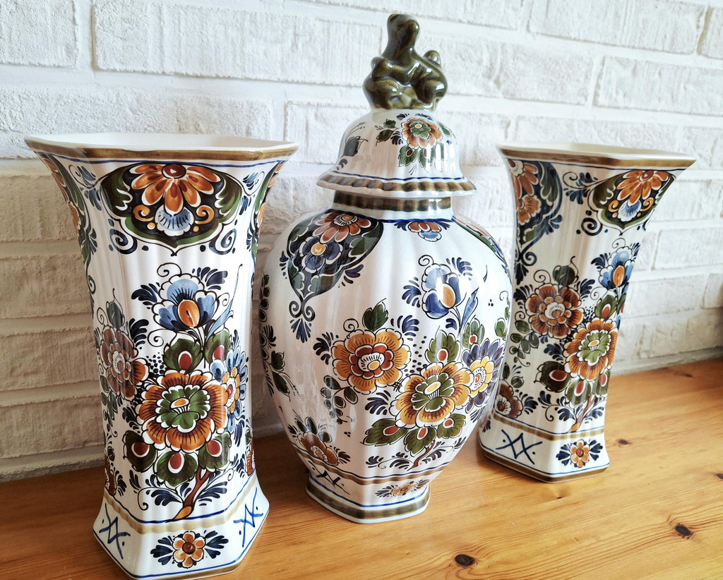Delft polychrome cabinet set, Dutch vases