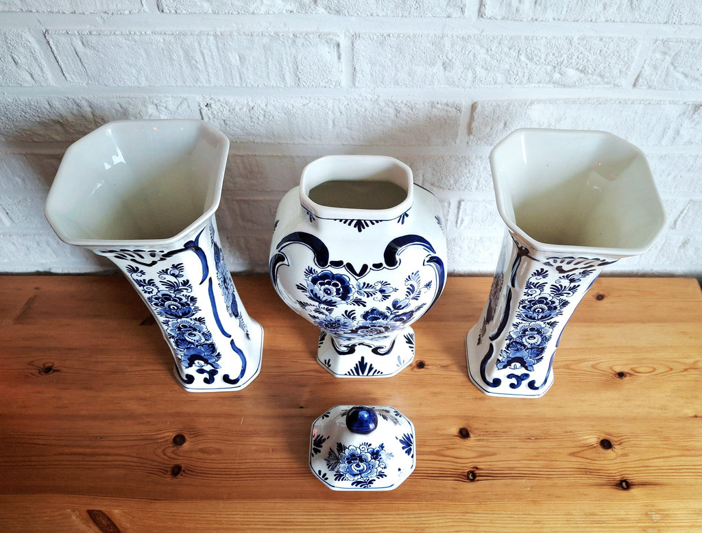 Delft Blue vase set with floral motif by Konig, Lidded ginger jar and 2 vases