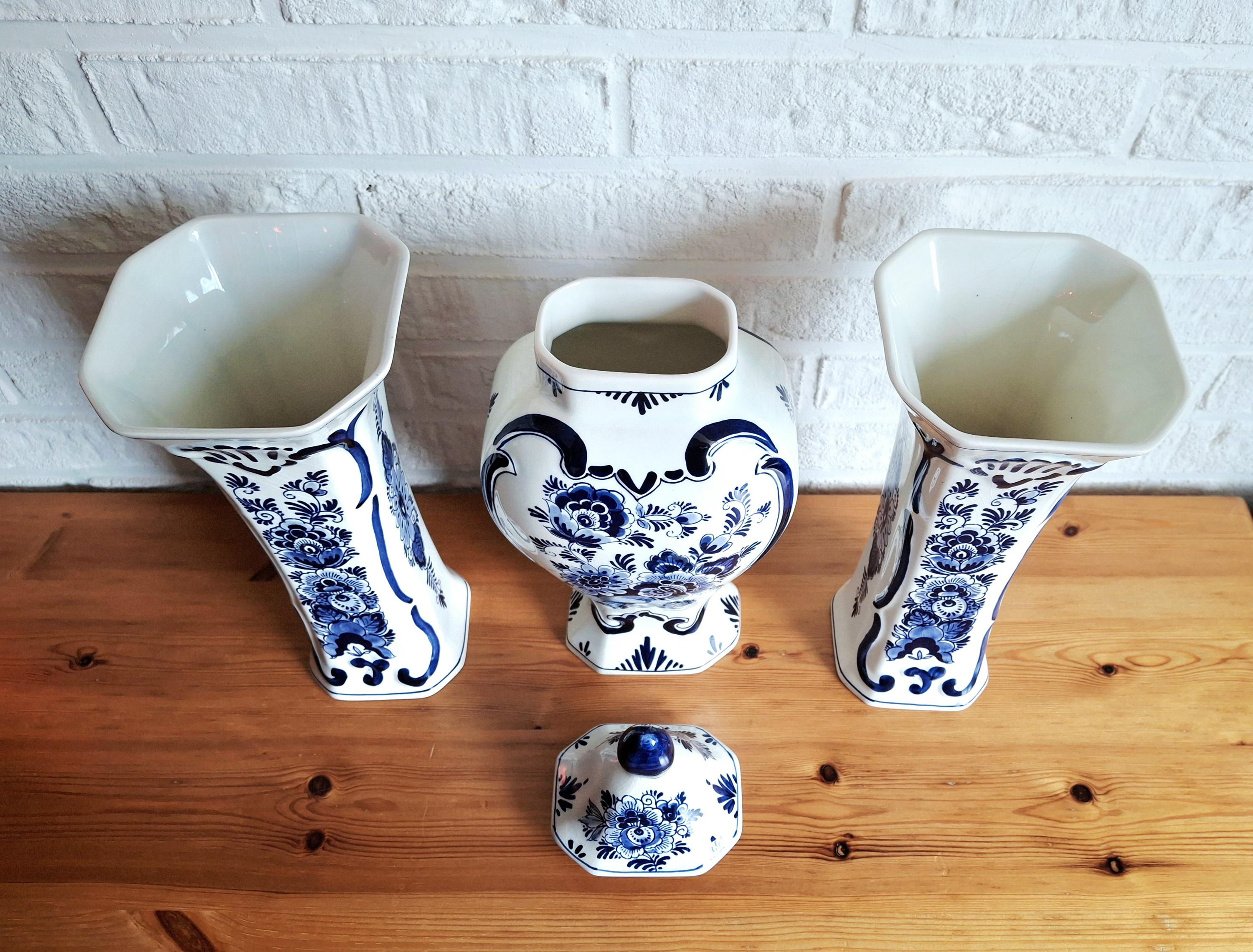 Delft Blue vase set with floral motif by Konig, Lidded ginger jar and 2 vases
