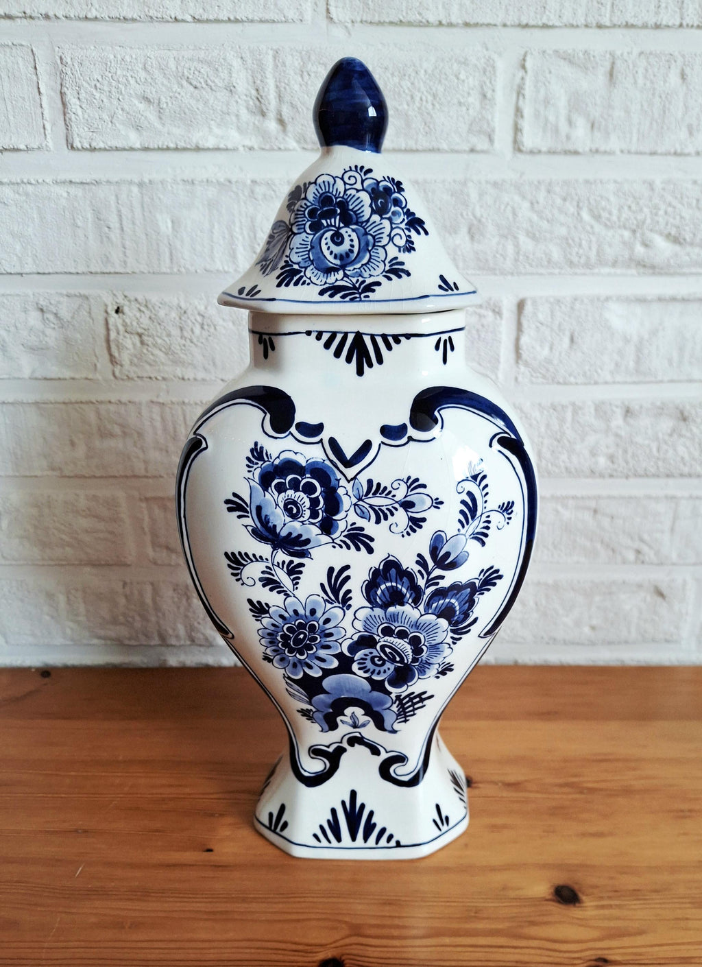 Delft Blue vase set with floral motif by Konig, Lidded ginger jar and 2 vases