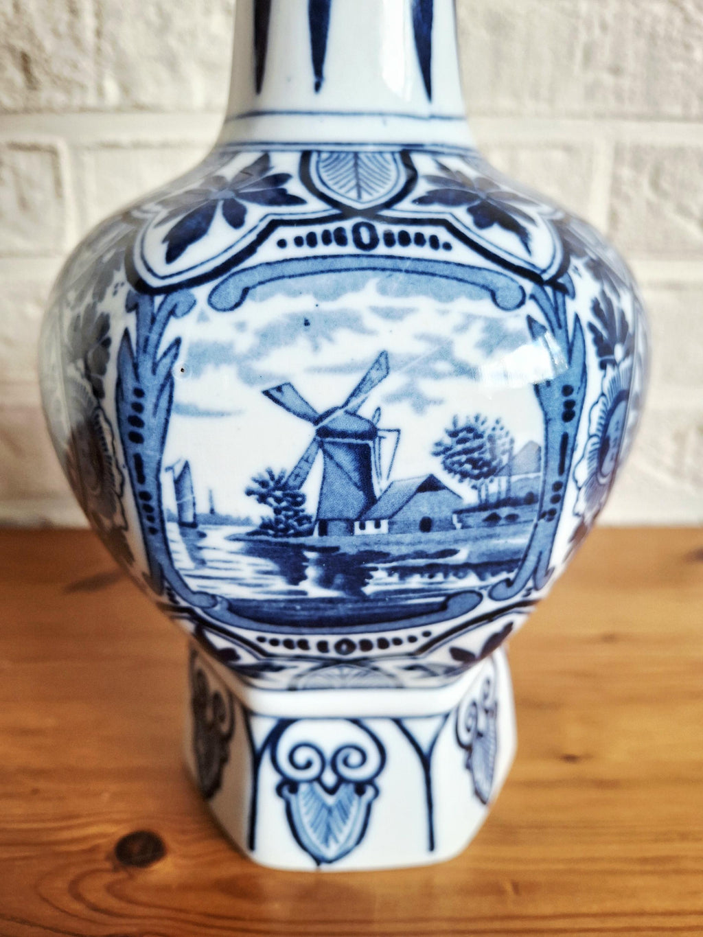 Pair of two Delft-style vases, Mosa Maastricht L. Regout 1900-1930s