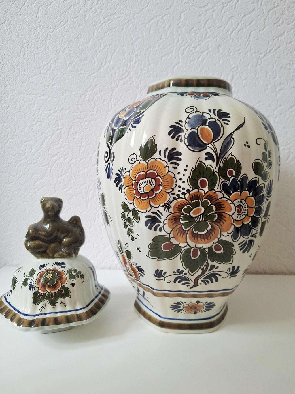 Delft polychrome cabinet set, Dutch vases