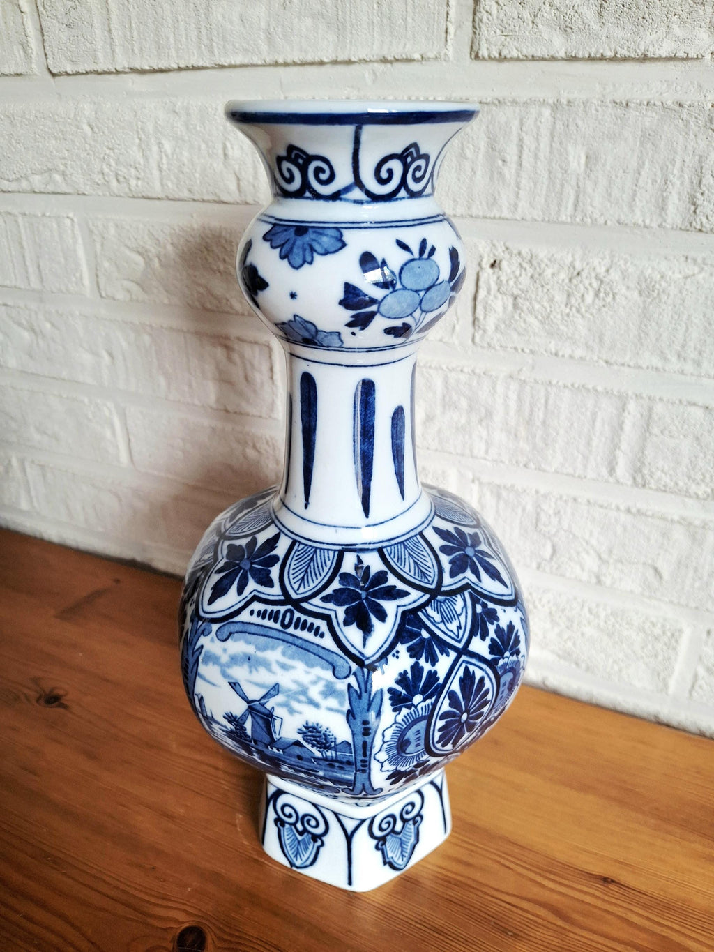 Pair of two Delft-style vases, Mosa Maastricht L. Regout 1900-1930s