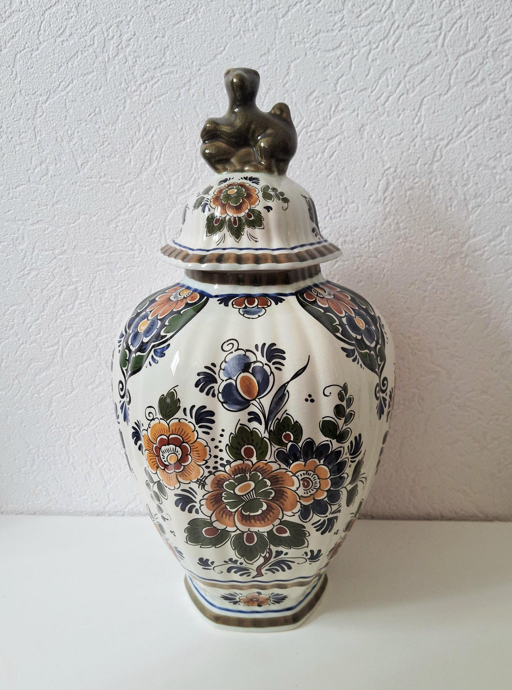 Delft polychrome cabinet set, Dutch vases