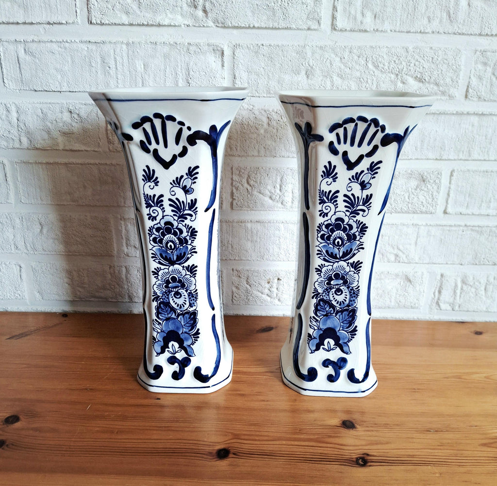 Delft Blue vase set with floral motif by Konig, Lidded ginger jar and 2 vases