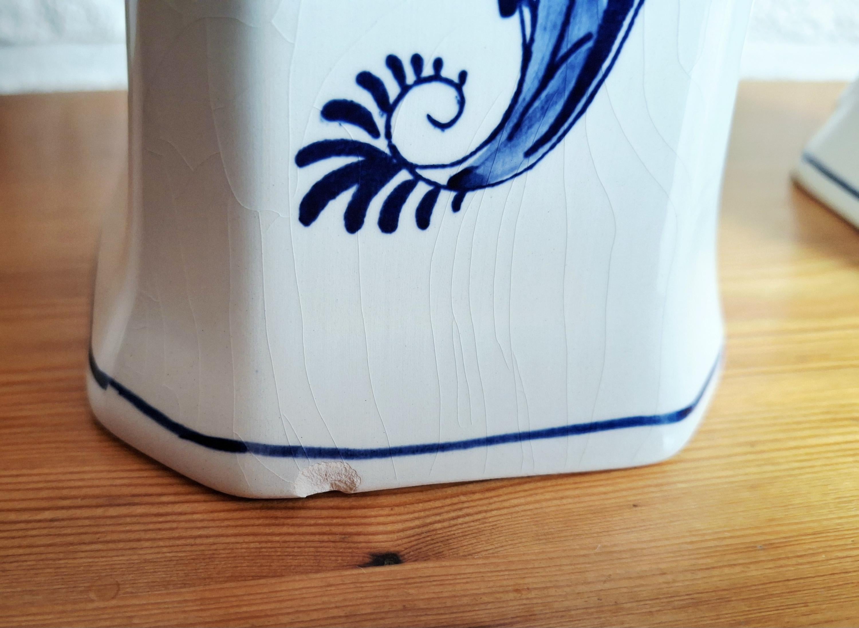 Delft Blue vase set with floral motif by Konig, Lidded ginger jar and 2 vases